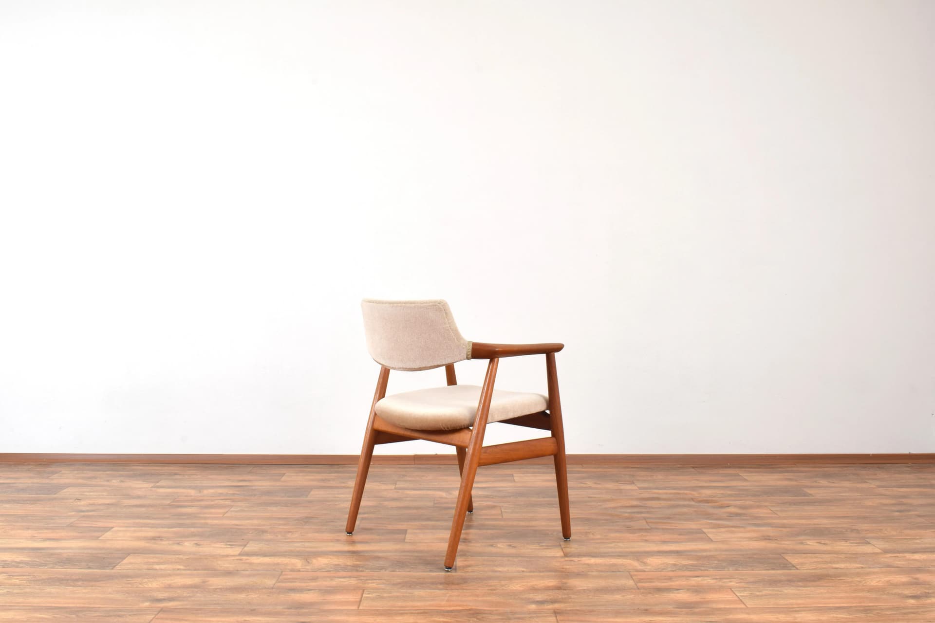 Fotel, teak brązowy, velvet beżowy, proj. S. Åge Eriksen, Glostrup Møbelfabrik, Dania, lata 60. - 315717