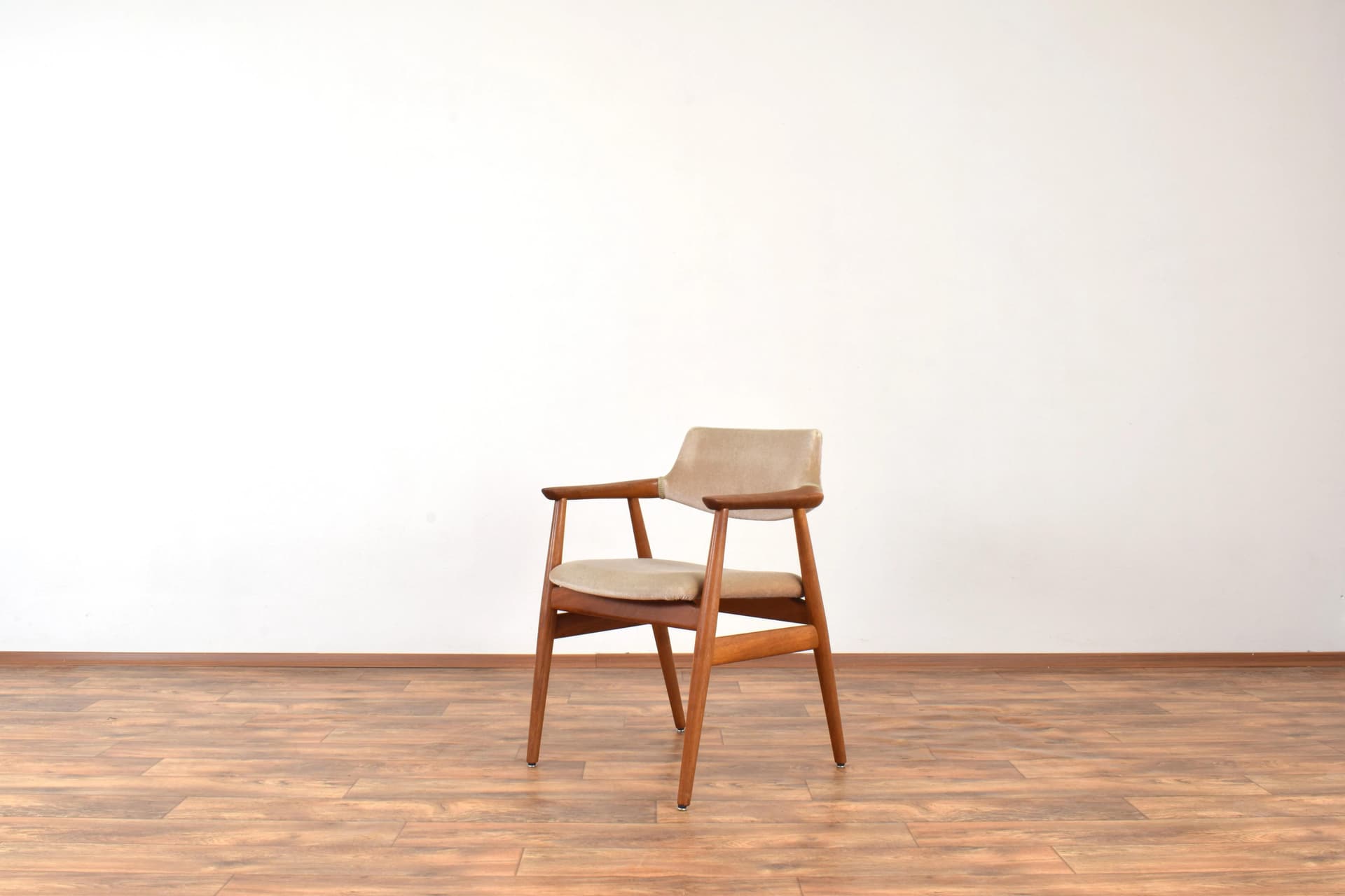 Fotel, teak brązowy, velvet beżowy, proj. S. Åge Eriksen, Glostrup Møbelfabrik, Dania, lata 60. - 315716
