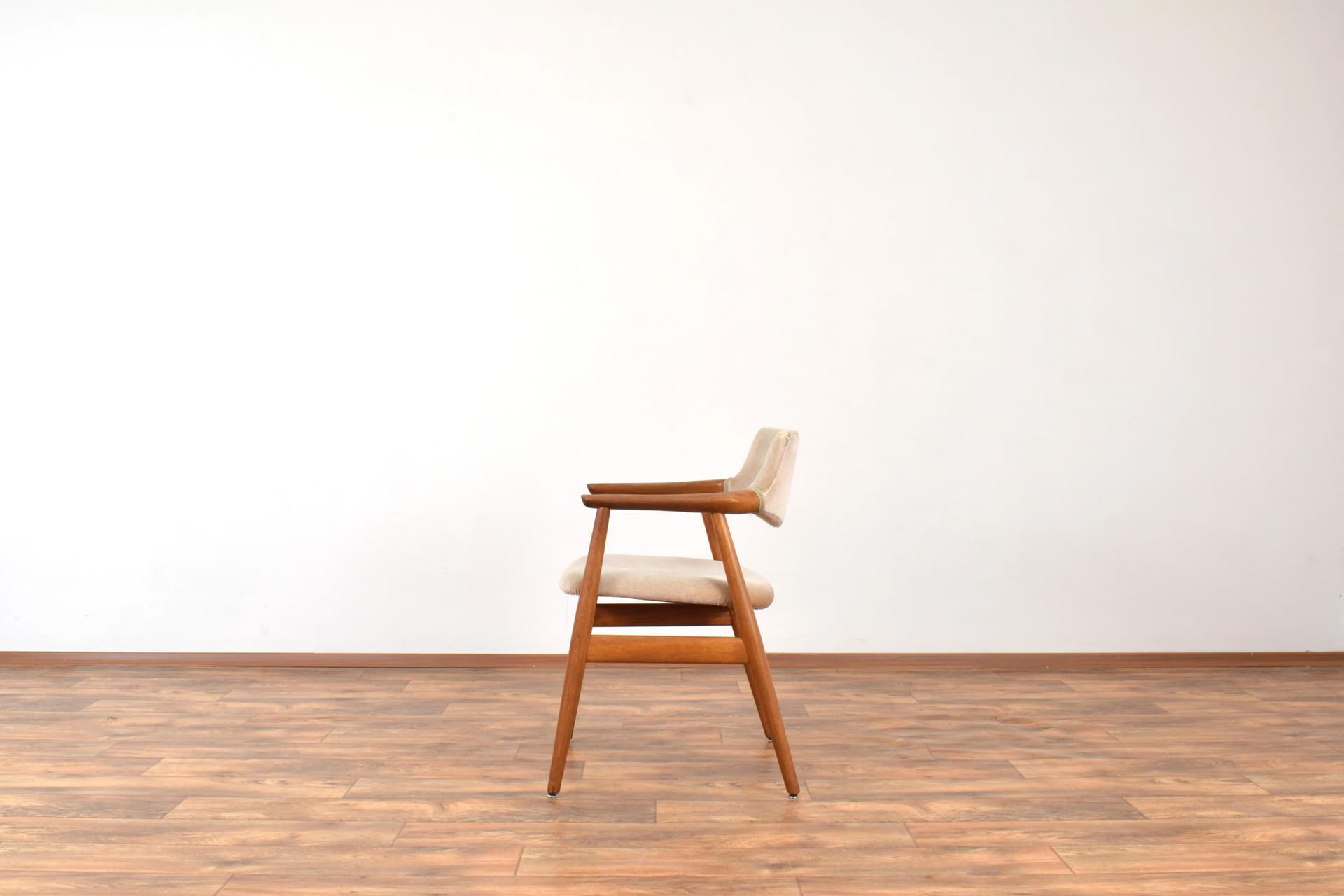 Fotel, teak brązowy, velvet beżowy, proj. S. Åge Eriksen, Glostrup Møbelfabrik, Dania, lata 60. - 315718