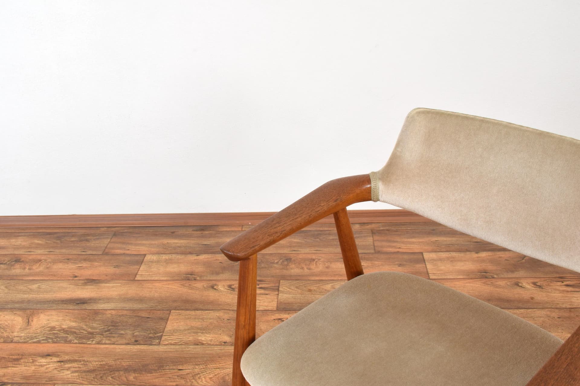 Fotel, teak brązowy, velvet beżowy, proj. S. Åge Eriksen, Glostrup Møbelfabrik, Dania, lata 60. - 315720