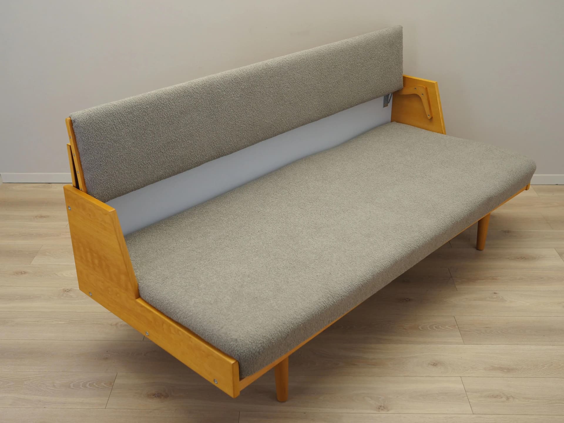 Sofa, buk jasnoszary boucle, proj. H. J. Wegner, Getama, Dania, lata 60. - 23383