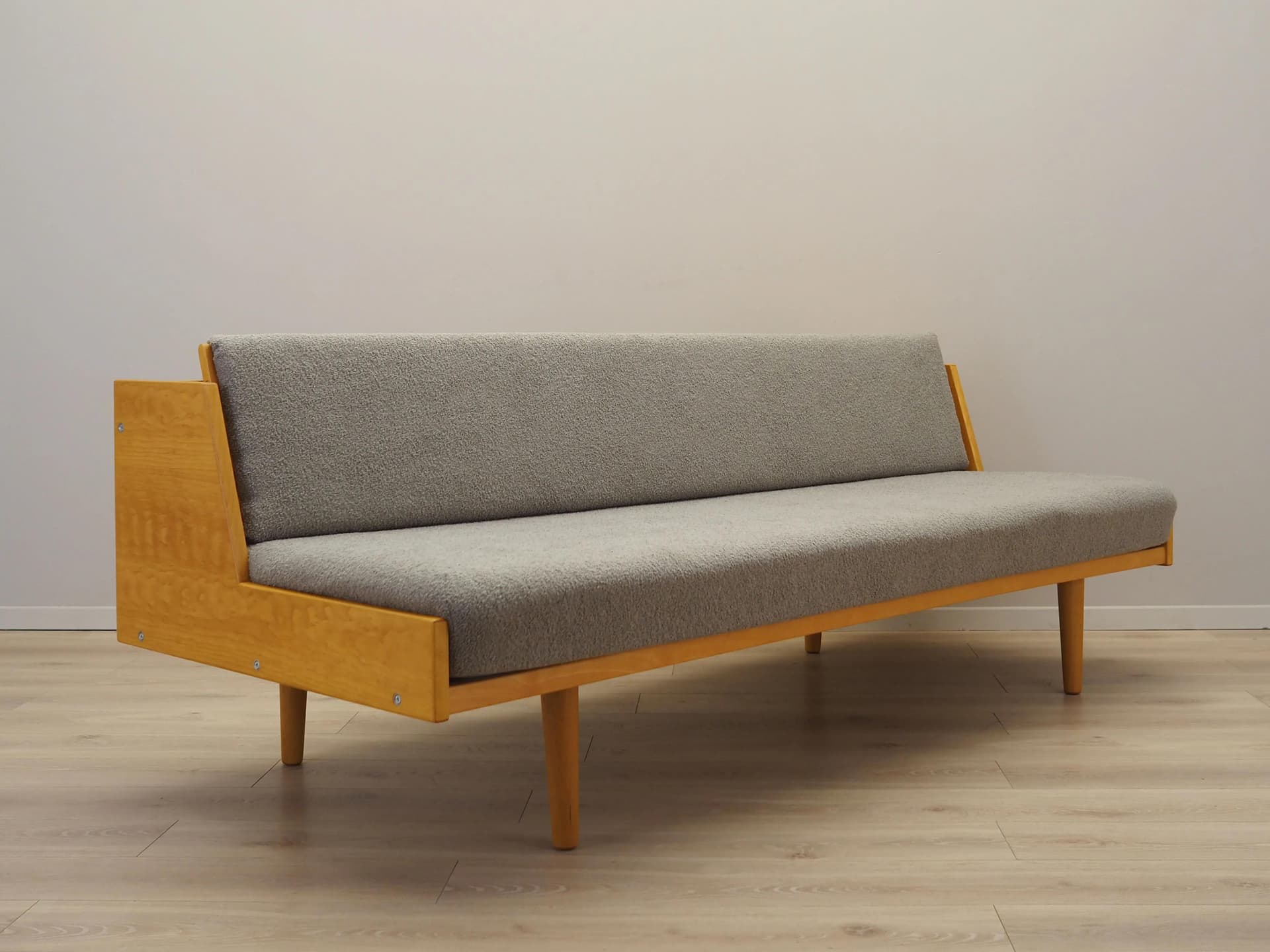 Sofa, buk jasnoszary boucle, proj. H. J. Wegner, Getama, Dania, lata 60. - 23380