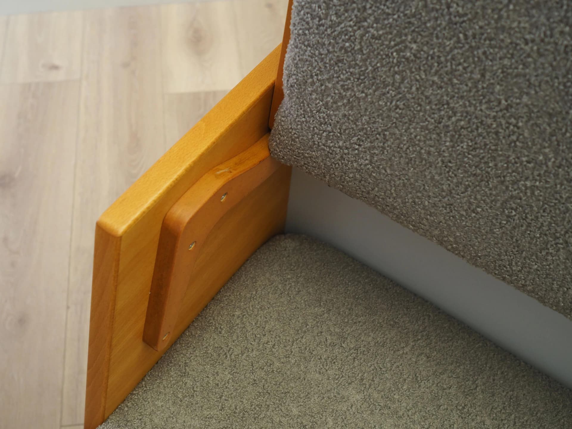 Sofa, buk jasnoszary boucle, proj. H. J. Wegner, Getama, Dania, lata 60. - 23384