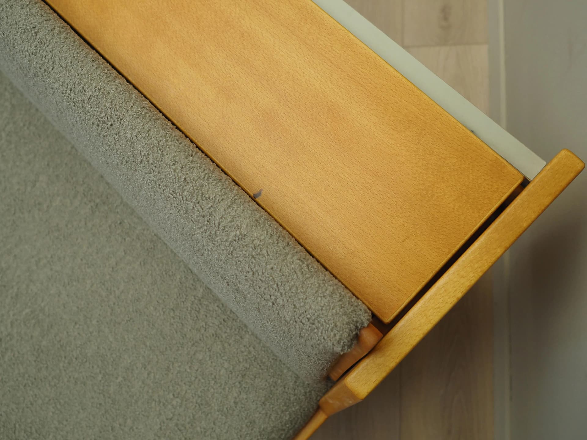 Sofa, buk jasnoszary boucle, proj. H. J. Wegner, Getama, Dania, lata 60. - 23385