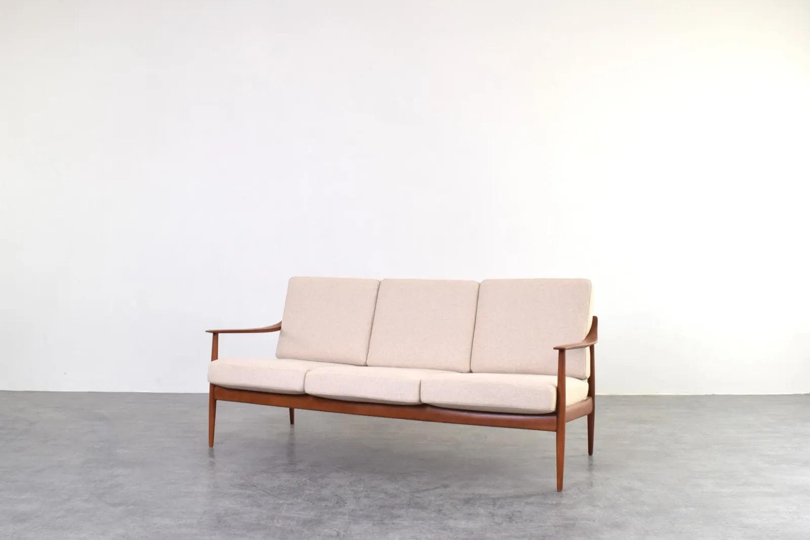 Sofa Knoll Antimott, teak brązowy, wełna beżowa, Walter Knoll / Wilhelm Knoll, Niemcy, lata 60. - 315523