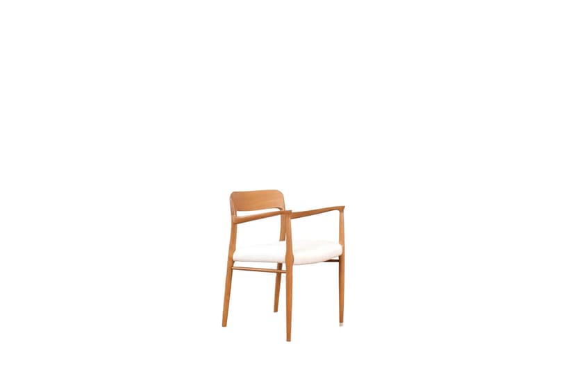 Fotel, dąb brązowy, tkanina beżowa, proj. N. O. Møller, J.L. Møllers, Dania, lata 50.