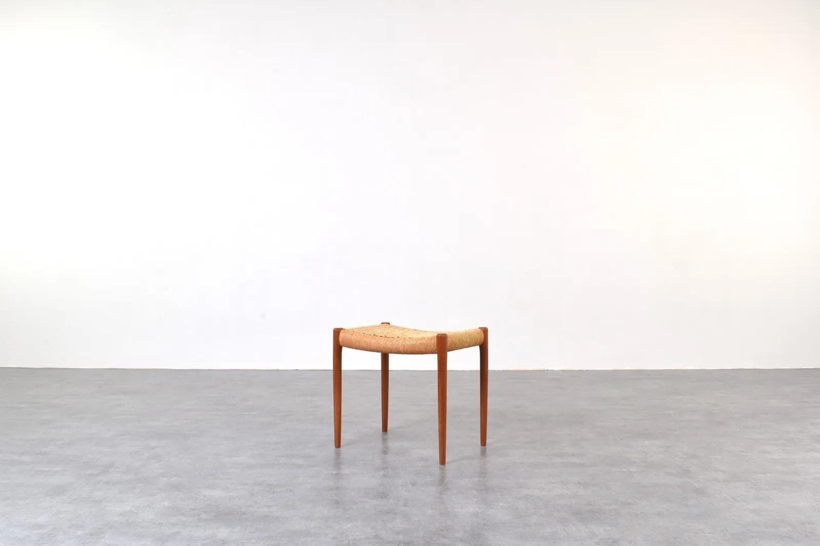 Podnóżek, tek brązowy, papier beżowy, proj. N. O. Møller, J.L. Møllers Møbelfabrik, Dania, lata 60. - 315410