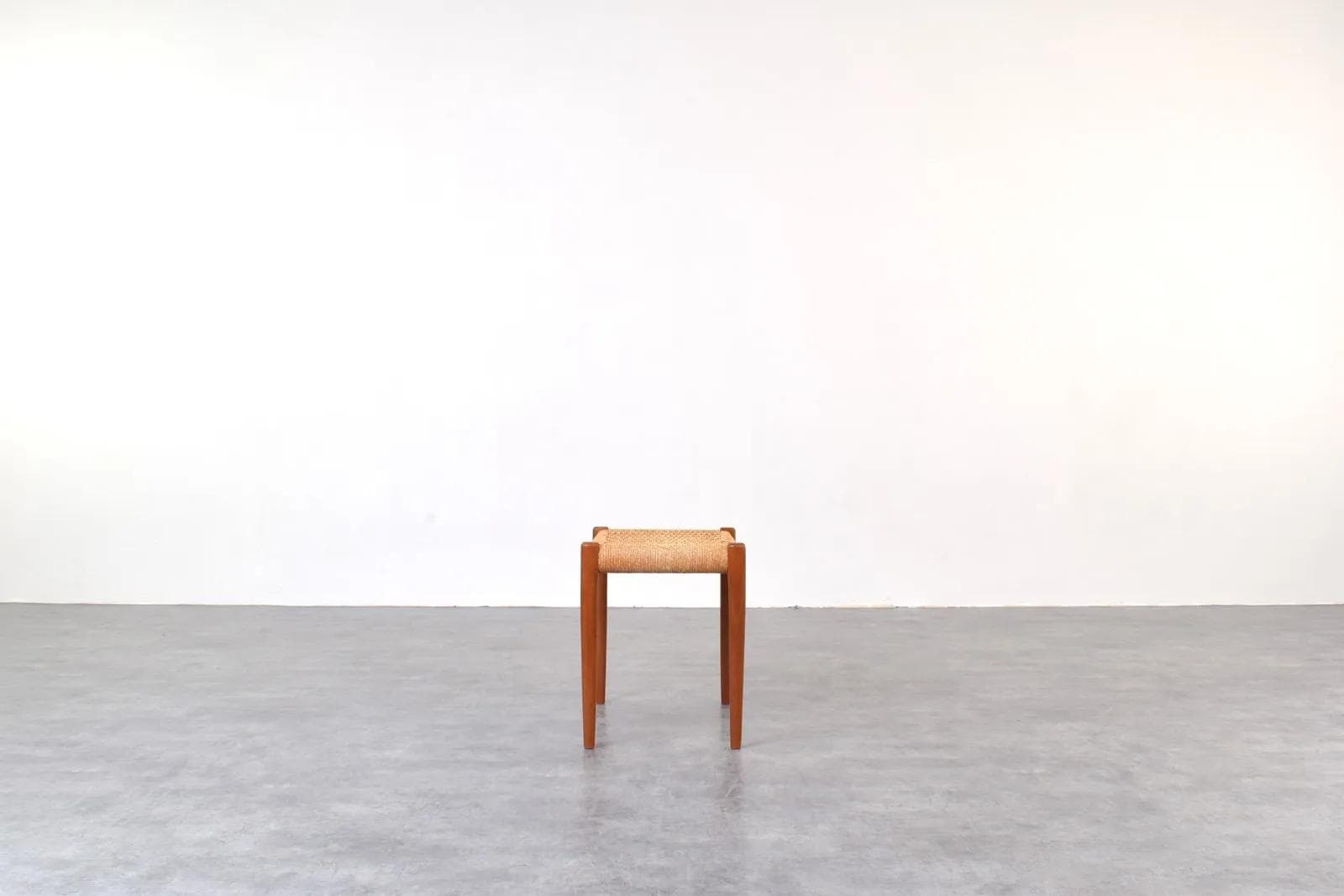 Podnóżek, tek brązowy, papier beżowy, proj. N. O. Møller, J.L. Møllers Møbelfabrik, Dania, lata 60. - 315407