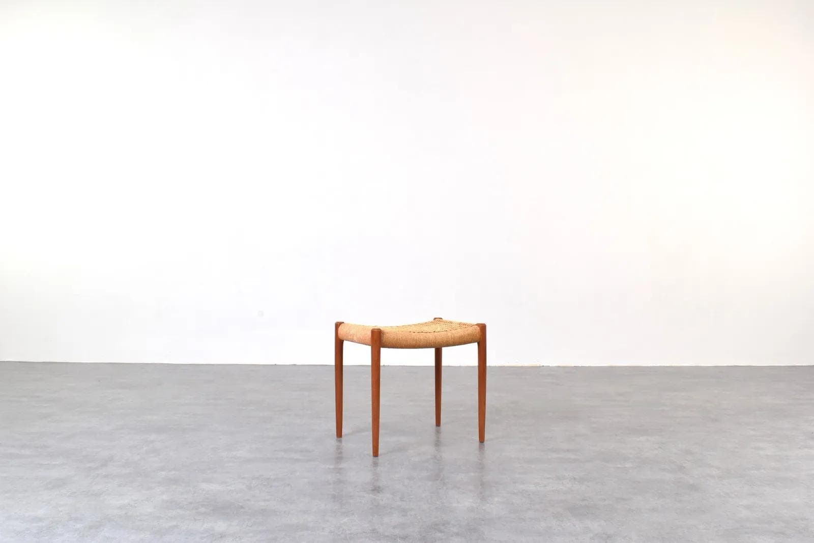 Podnóżek, tek brązowy, papier beżowy, proj. N. O. Møller, J.L. Møllers Møbelfabrik, Dania, lata 60. - 315411