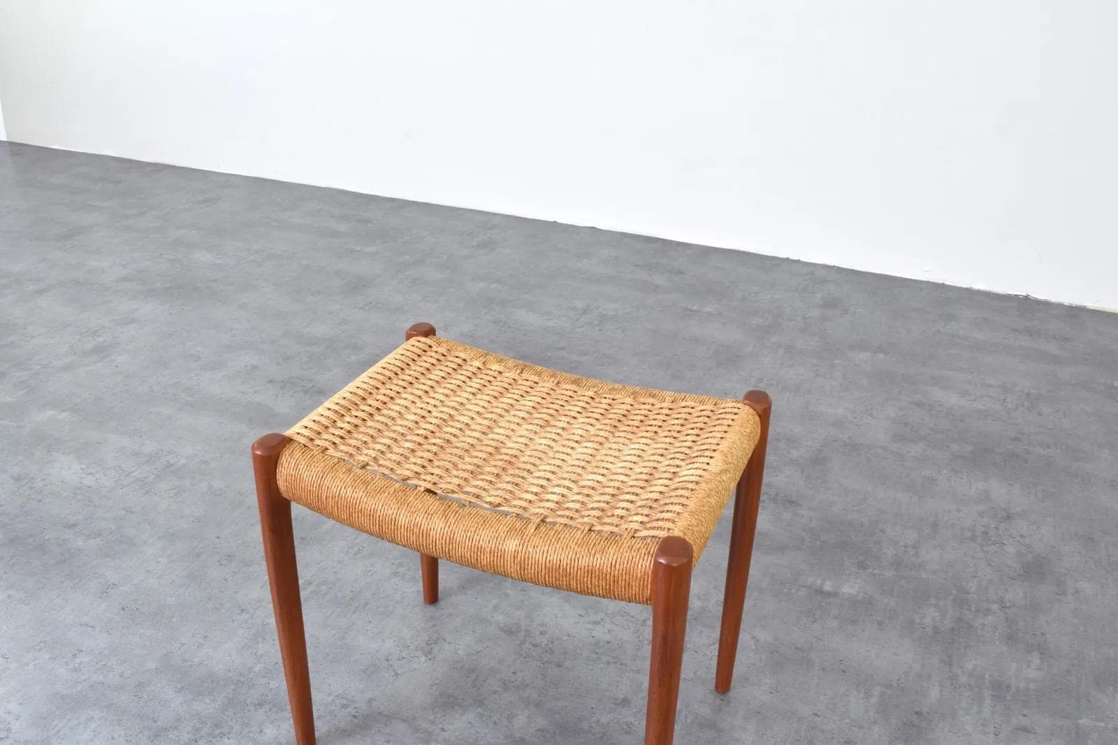 Podnóżek, tek brązowy, papier beżowy, proj. N. O. Møller, J.L. Møllers Møbelfabrik, Dania, lata 60. - 315405