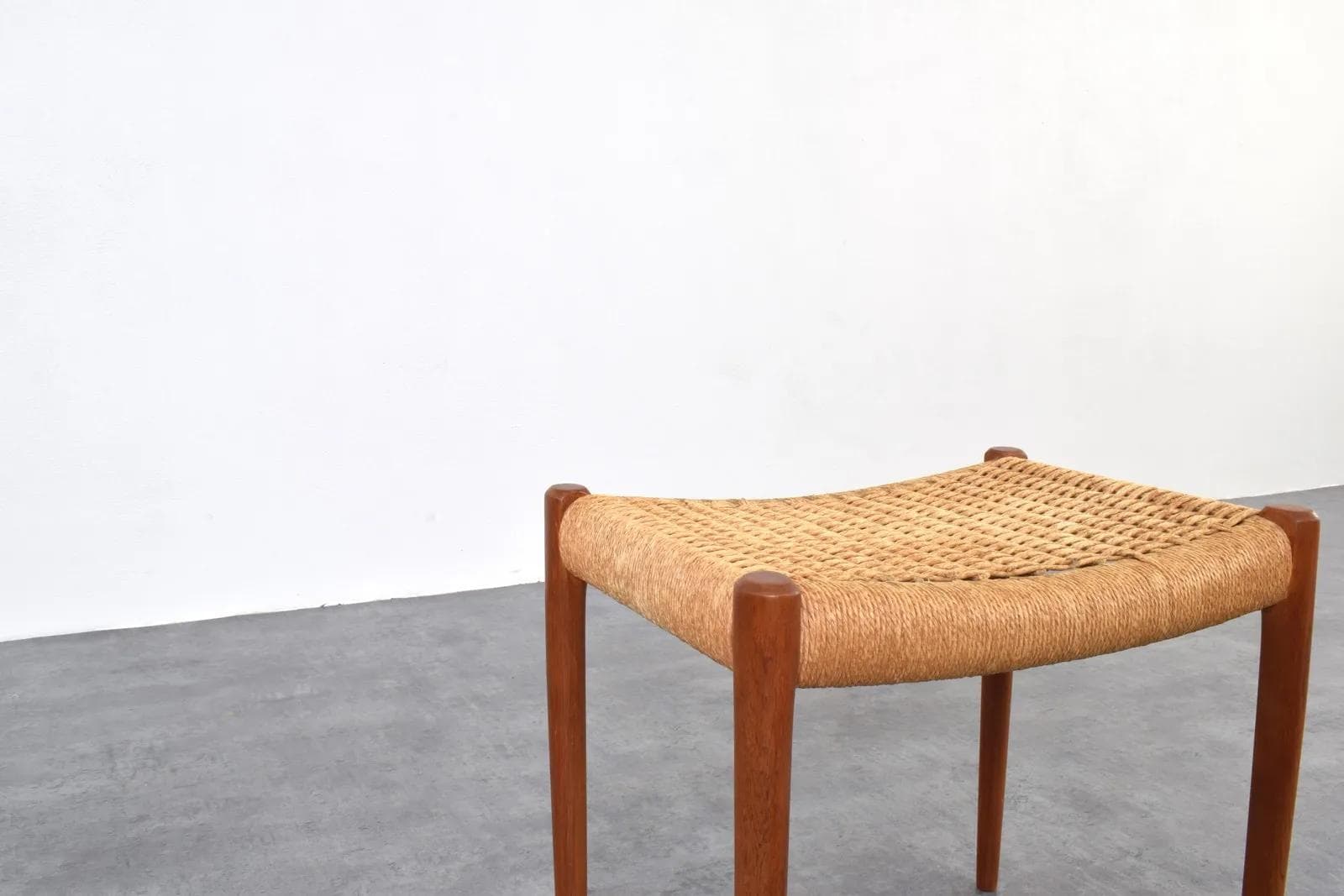 Podnóżek, tek brązowy, papier beżowy, proj. N. O. Møller, J.L. Møllers Møbelfabrik, Dania, lata 60. - 315404