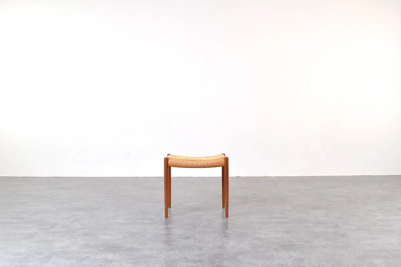 Podnóżek, tek brązowy, papier beżowy, proj. N. O. Møller, J.L. Møllers Møbelfabrik, Dania, lata 60. - 315409