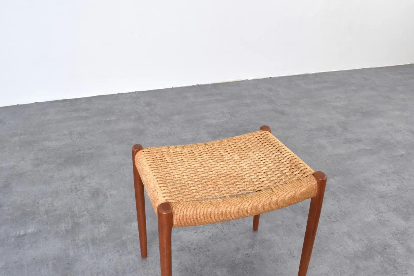 Podnóżek, tek brązowy, papier beżowy, proj. N. O. Møller, J.L. Møllers Møbelfabrik, Dania, lata 60. - 315408