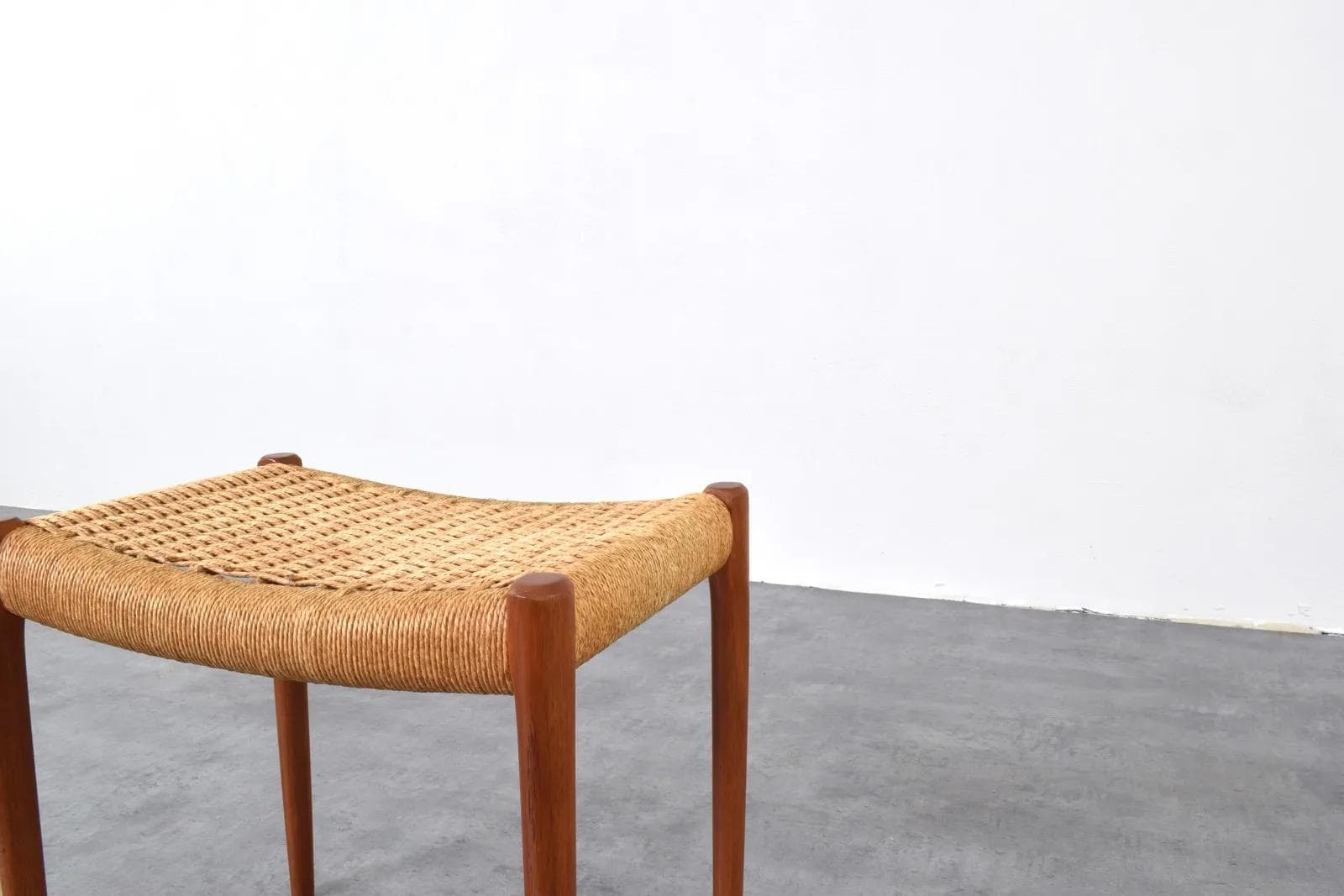 Podnóżek, tek brązowy, papier beżowy, proj. N. O. Møller, J.L. Møllers Møbelfabrik, Dania, lata 60. - 315403
