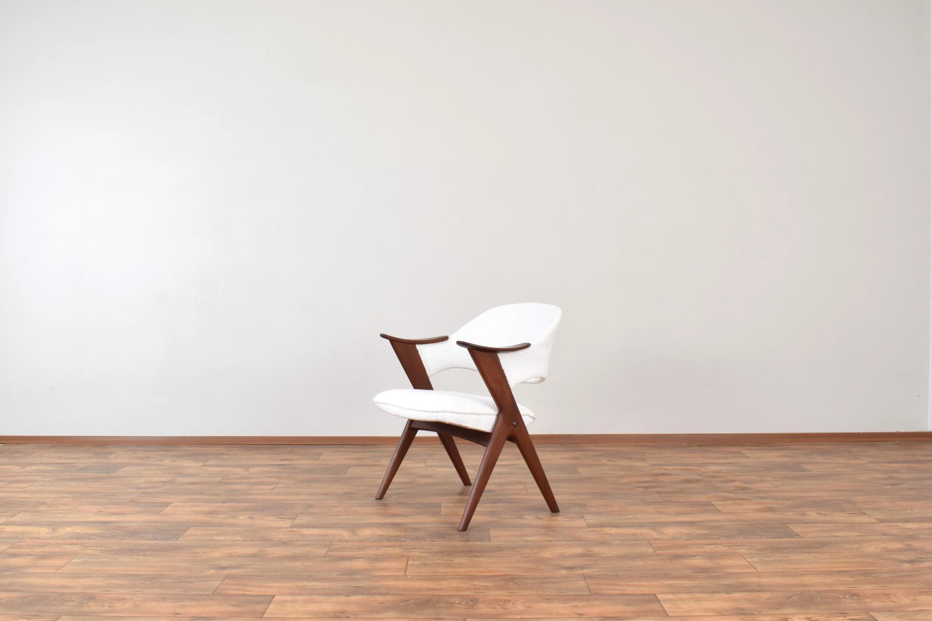 Fotel Blinken, bouclé biały, teak brązowy, proj. S. Resell, Norwegia, lata 50. - 315359
