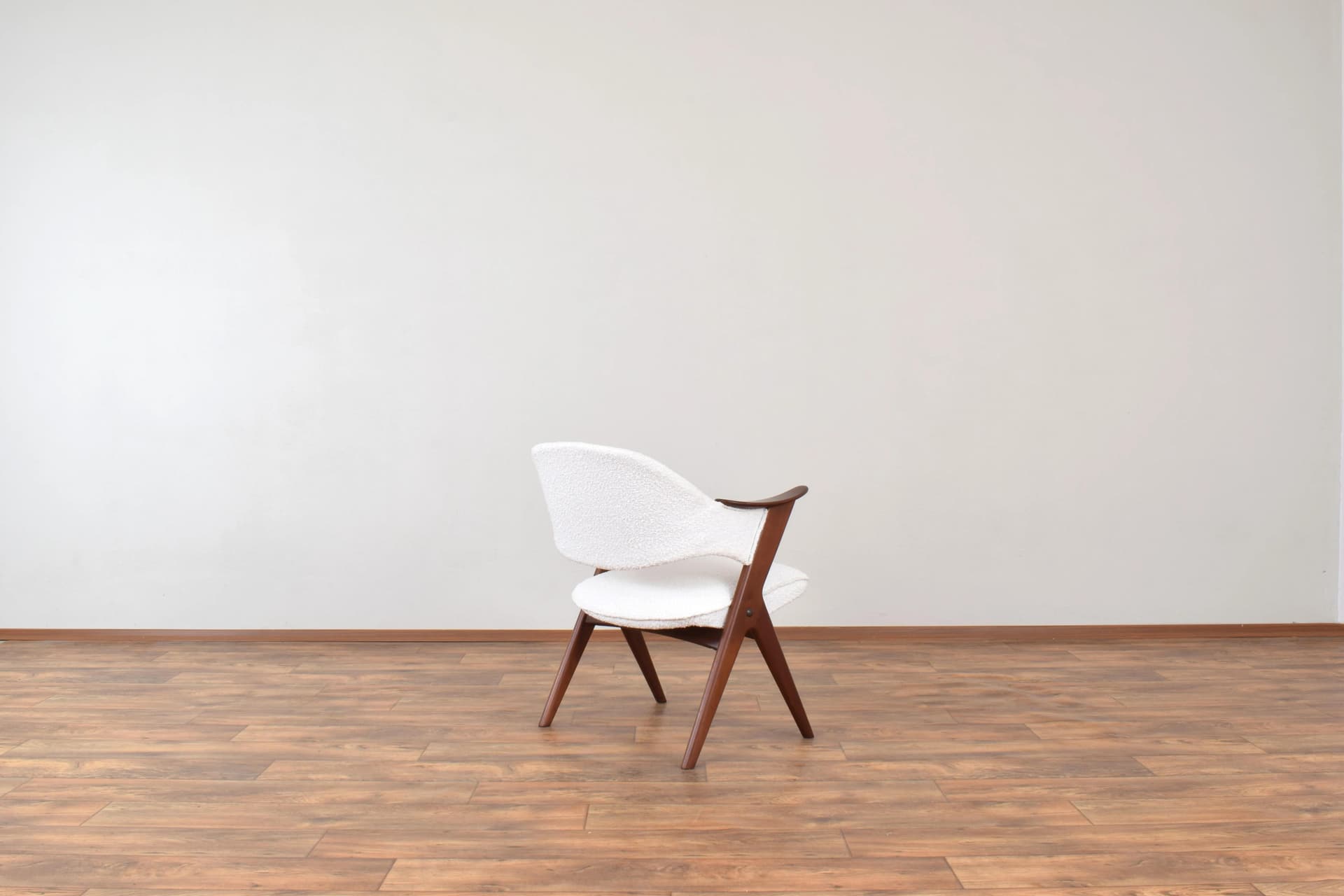 Fotel Blinken, bouclé biały, teak brązowy, proj. S. Resell, Norwegia, lata 50. - 315363