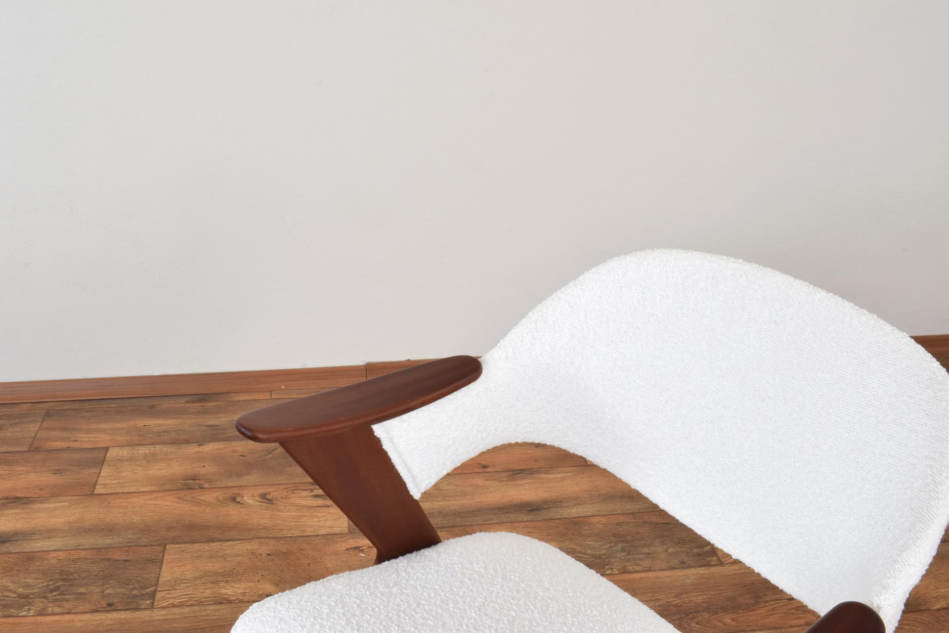 Fotel Blinken, bouclé biały, teak brązowy, proj. S. Resell, Norwegia, lata 50. - 315365