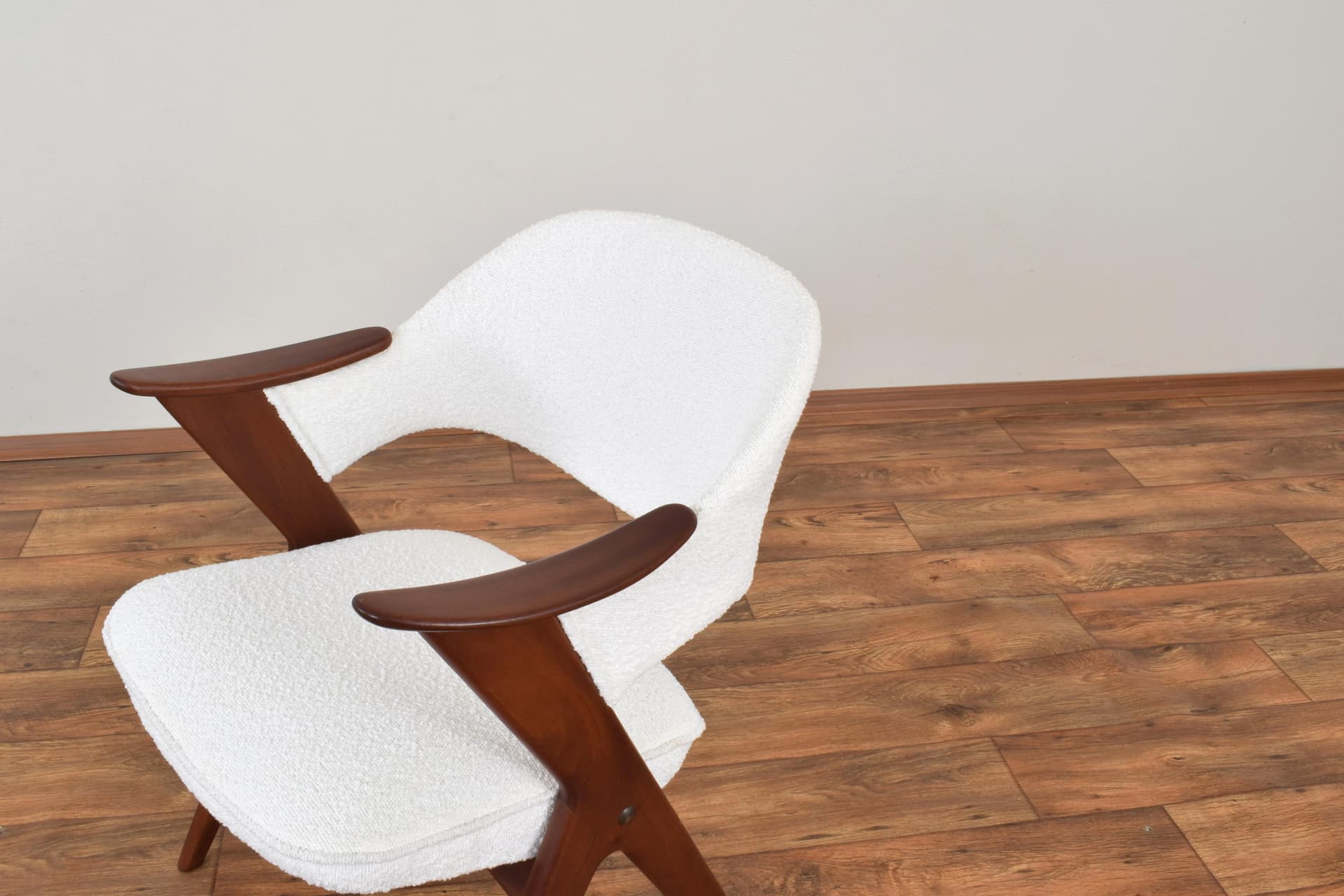 Fotel Blinken, bouclé biały, teak brązowy, proj. S. Resell, Norwegia, lata 50. - 315368