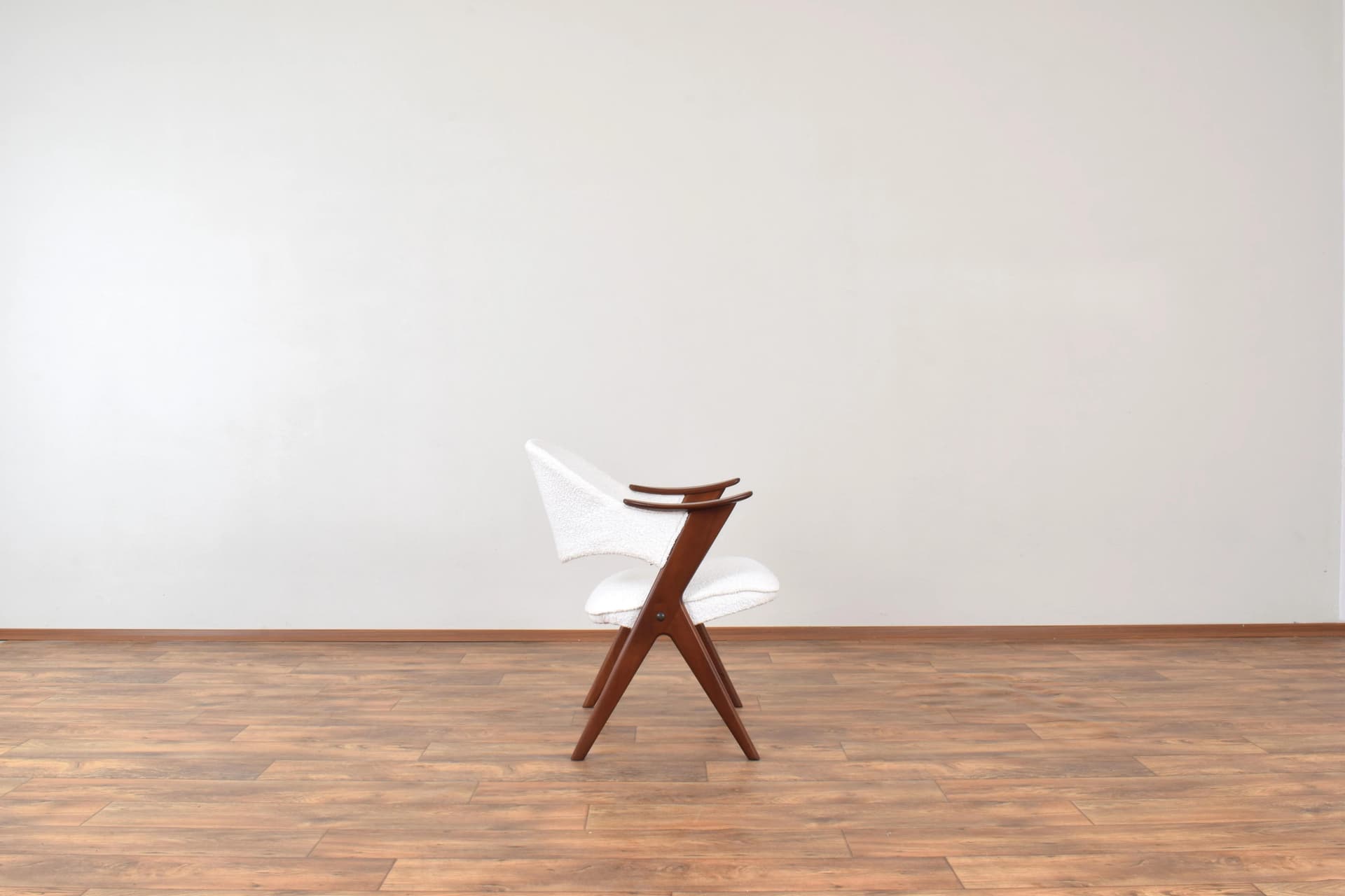 Fotel Blinken, bouclé biały, teak brązowy, proj. S. Resell, Norwegia, lata 50. - 315361