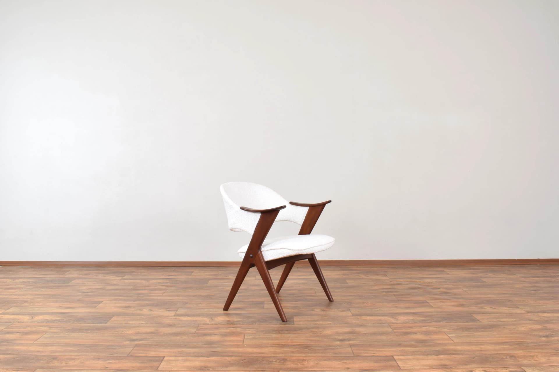 Fotel Blinken, bouclé biały, teak brązowy, proj. S. Resell, Norwegia, lata 50. - 315360
