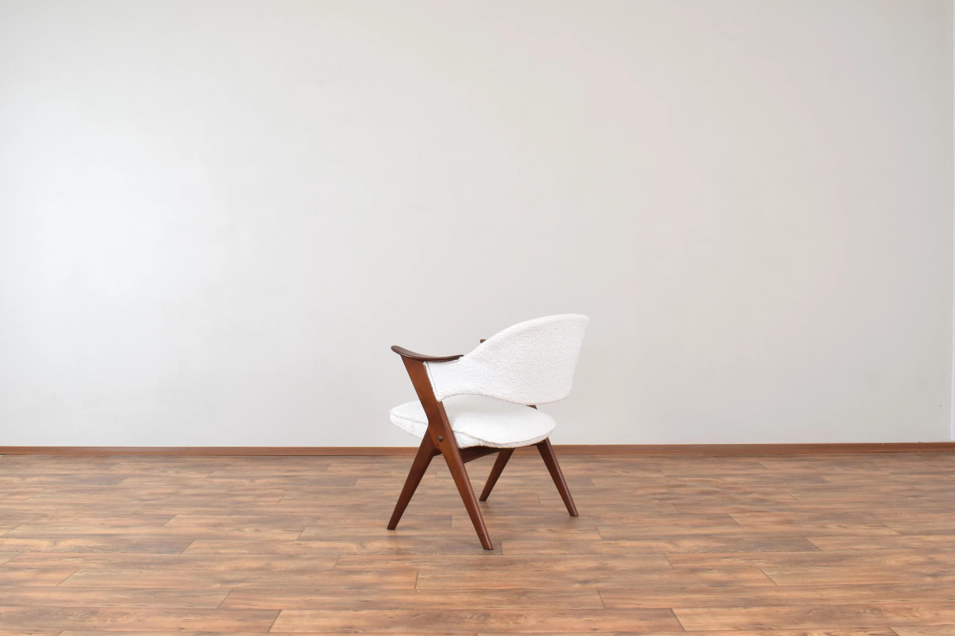 Fotel Blinken, bouclé biały, teak brązowy, proj. S. Resell, Norwegia, lata 50. - 315364