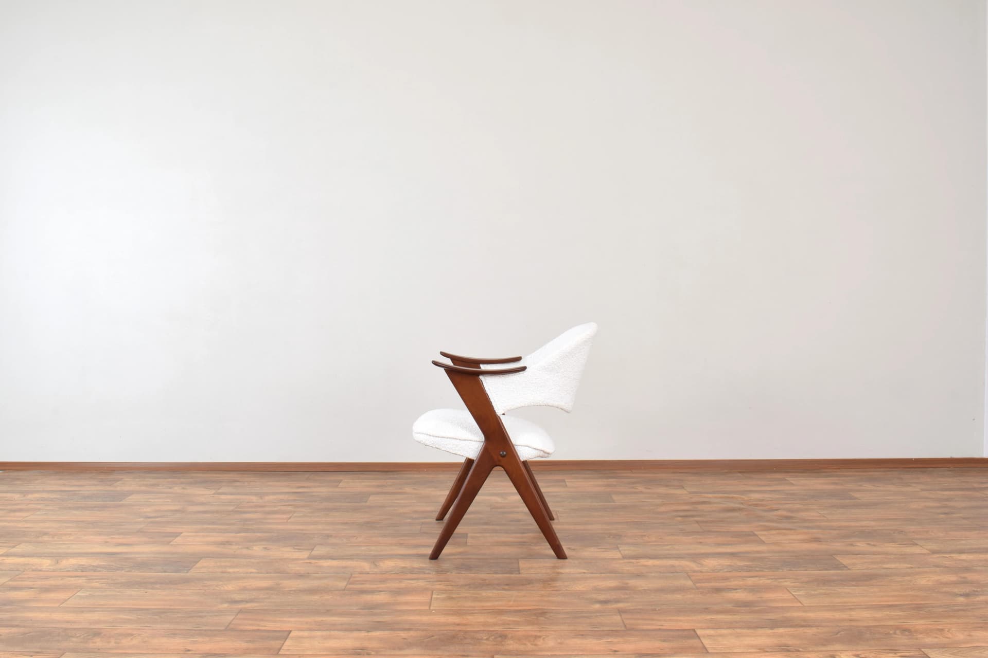 Fotel Blinken, bouclé biały, teak brązowy, proj. S. Resell, Norwegia, lata 50. - 315362