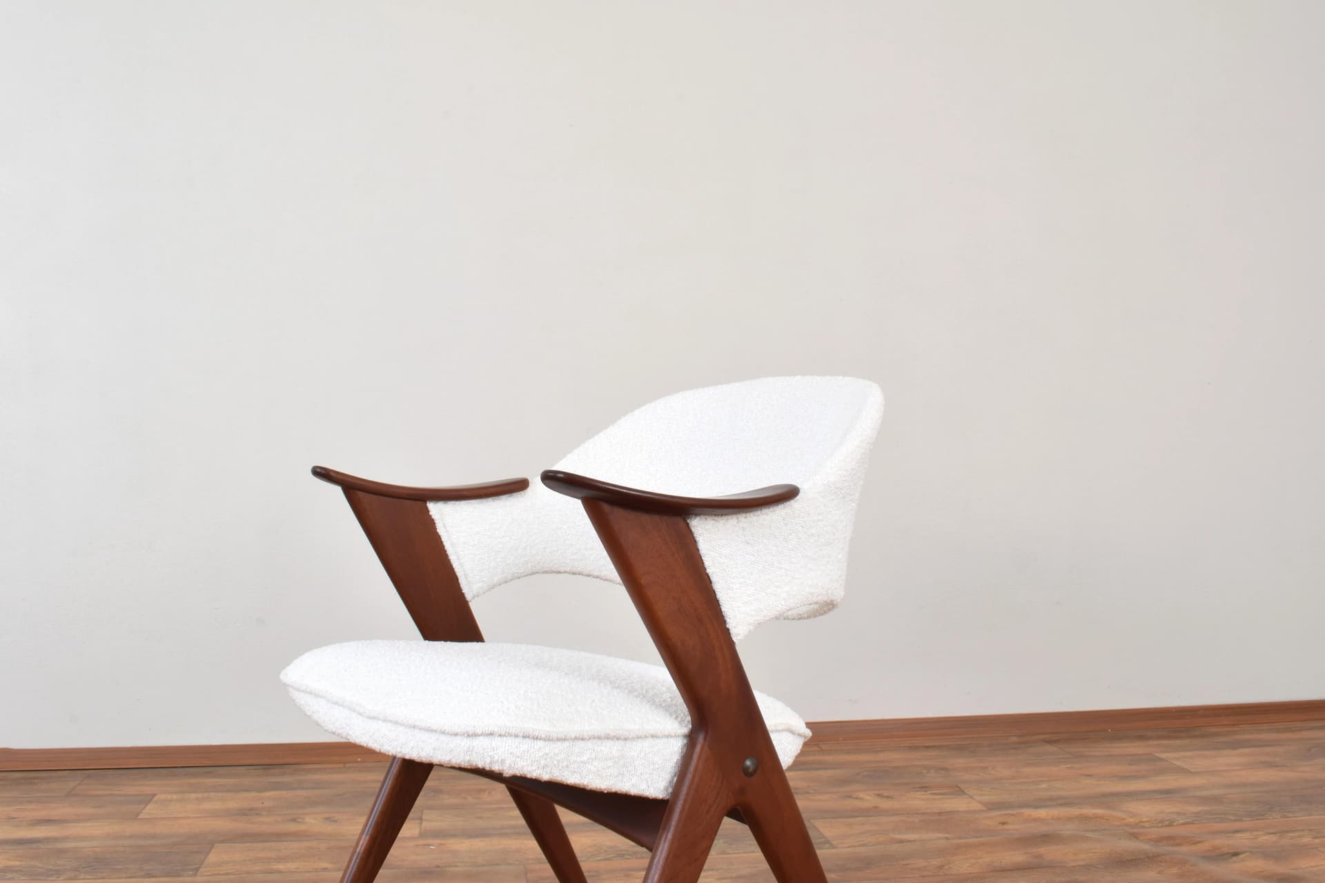 Fotel Blinken, bouclé biały, teak brązowy, proj. S. Resell, Norwegia, lata 50. - 315366