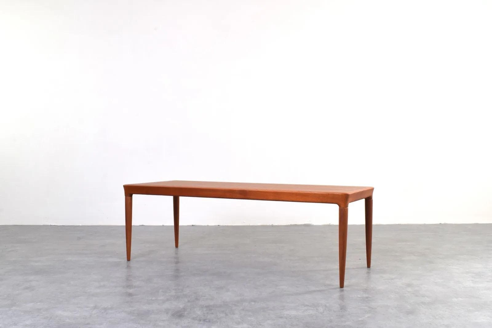 Stolik kawowy, teak brązowy, proj. J. Andersen, Dania, lata 70. - 314996