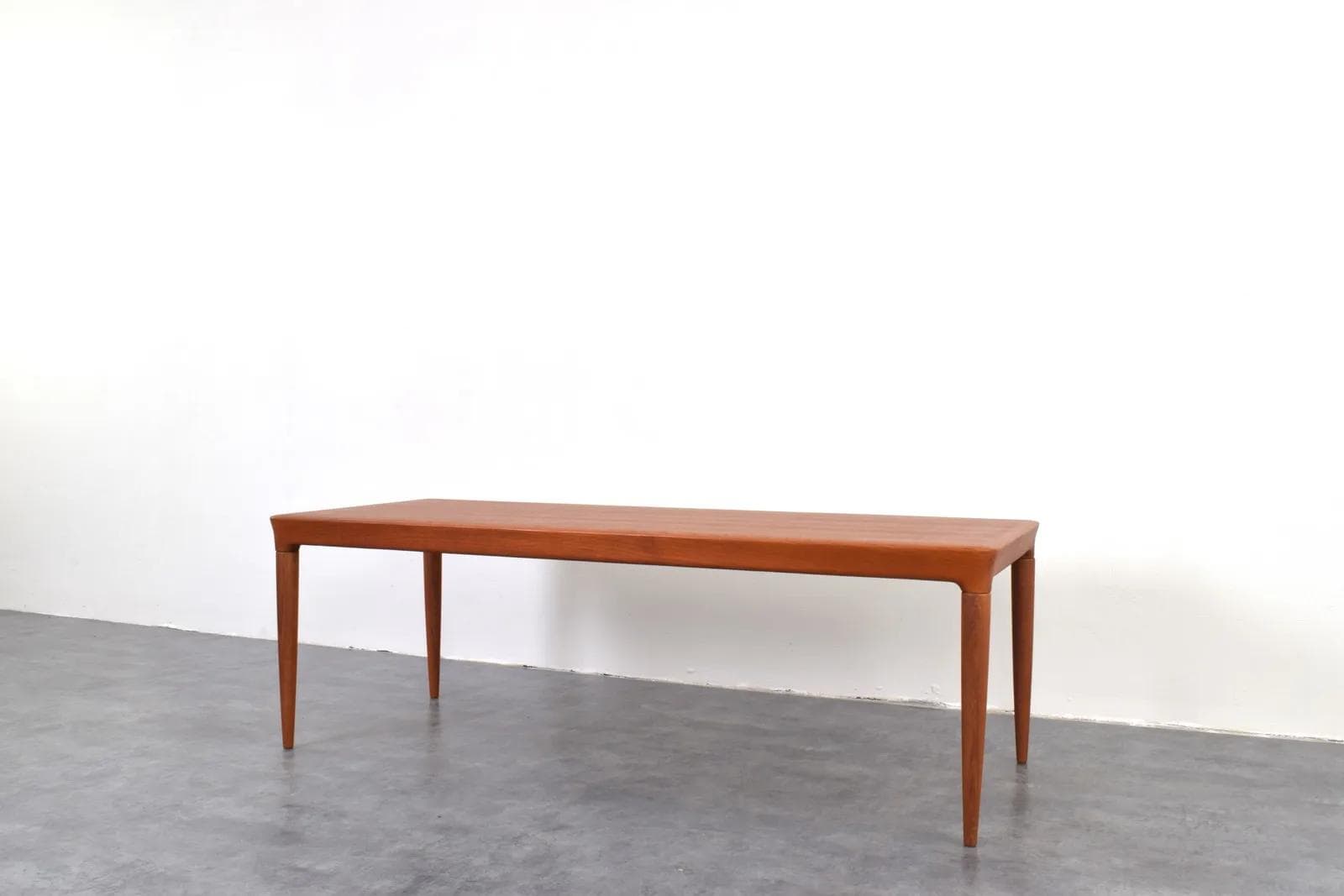 Stolik kawowy, teak brązowy, proj. J. Andersen, Dania, lata 70. - 314993