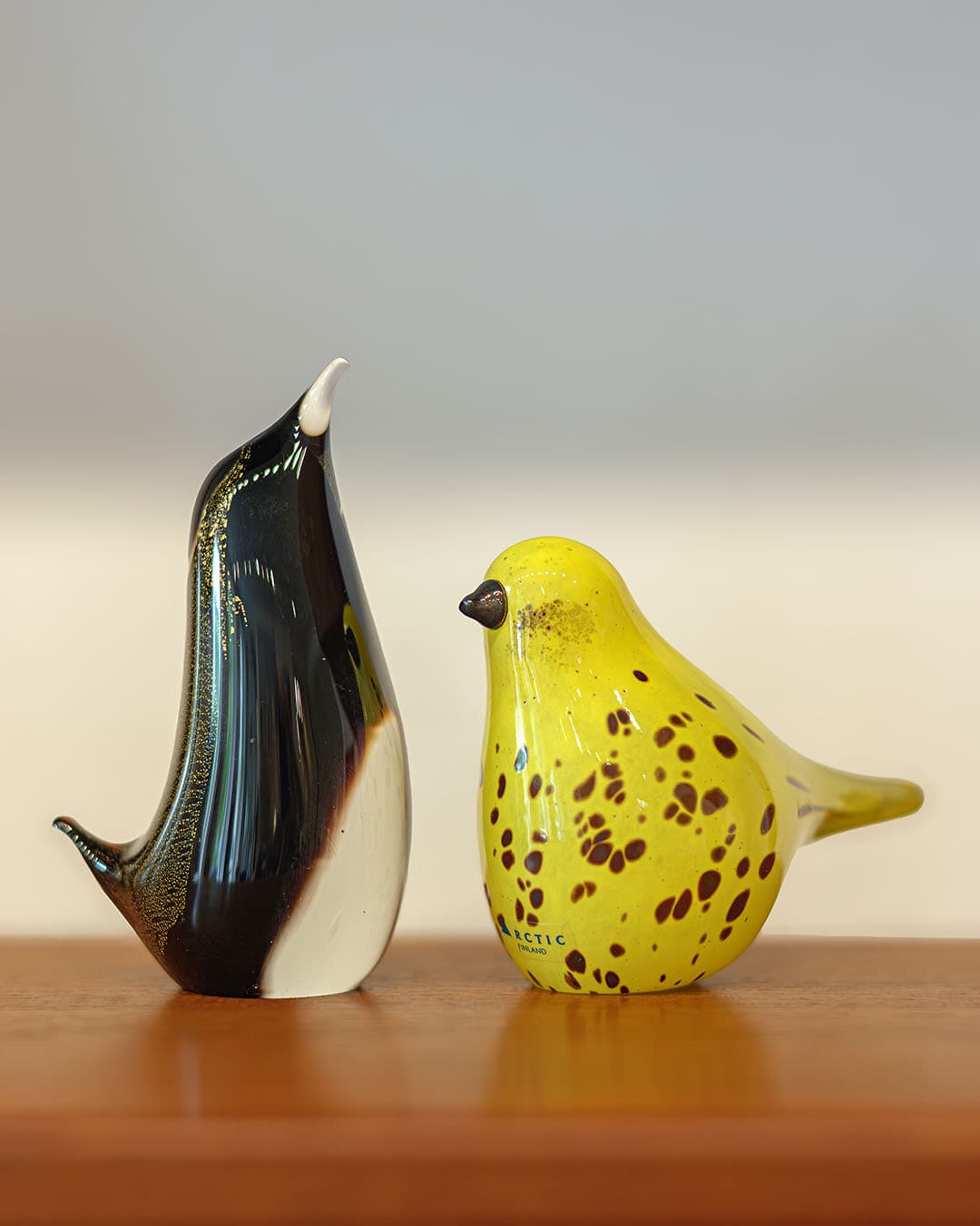 Pair of figurines bird and penguin, yellow, brown, black, white glass, Finland, 1990s. - 314849