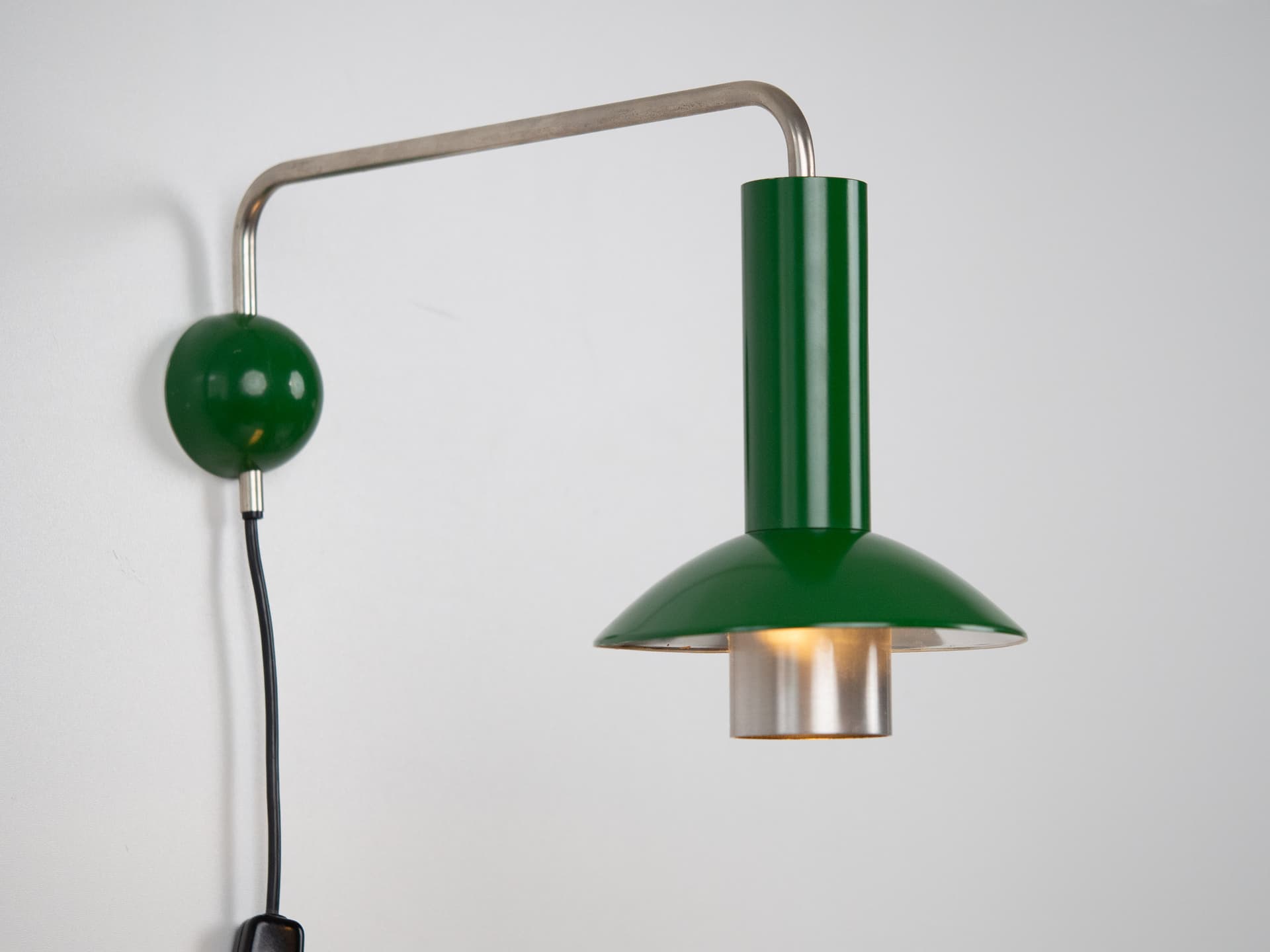 Kinkiet Louise, aluminium biały, róż, proj. P. Henningsen, Louis Poulsen, Dania, lata 60. - 314966
