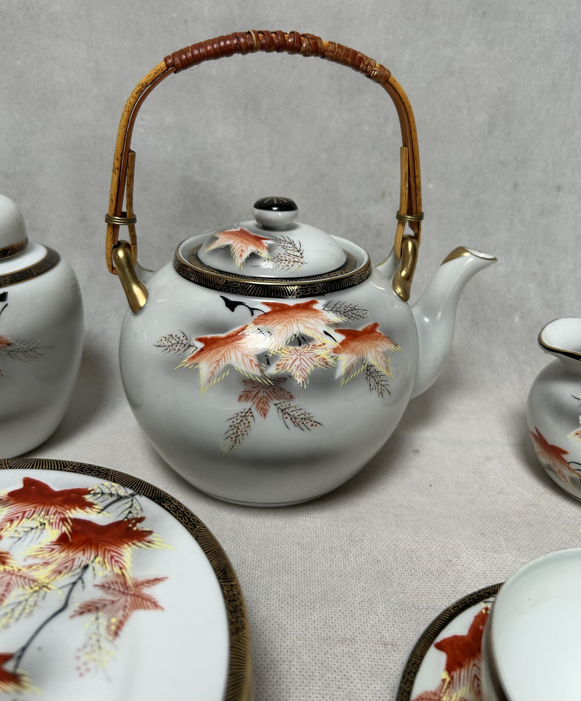 Zestaw porcelanowy, motyw Gejsza, biały porcelana, bambus brązowy, Japonia, lata 70. - 316438