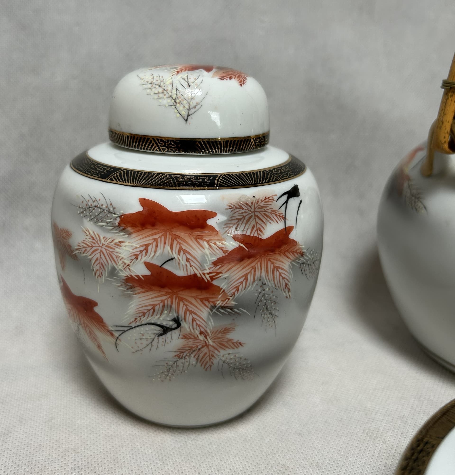 Zestaw porcelanowy, motyw Gejsza, biały porcelana, bambus brązowy, Japonia, lata 70. - 316433