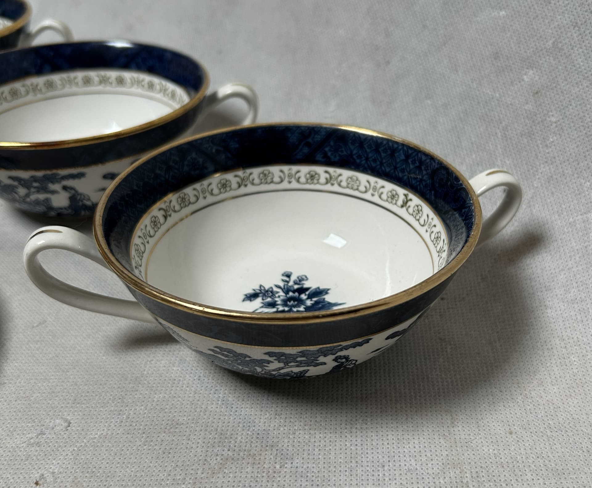 Zestaw czterech bulionówek Double Phoenix, porcelana kremowa, kobaltowy niebieski, złote wykończenia, Japonia, lata 50. - 316442