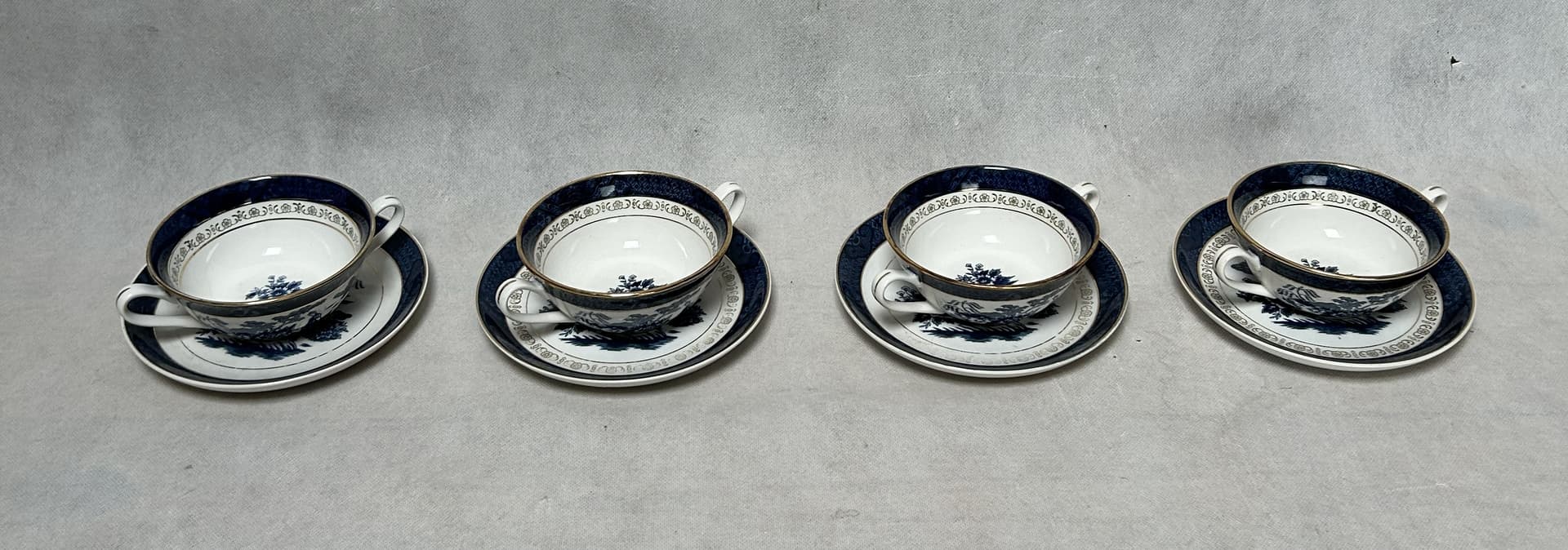 Zestaw czterech bulionówek Double Phoenix, porcelana kremowa, kobaltowy niebieski, złote wykończenia, Japonia, lata 50. - 316445