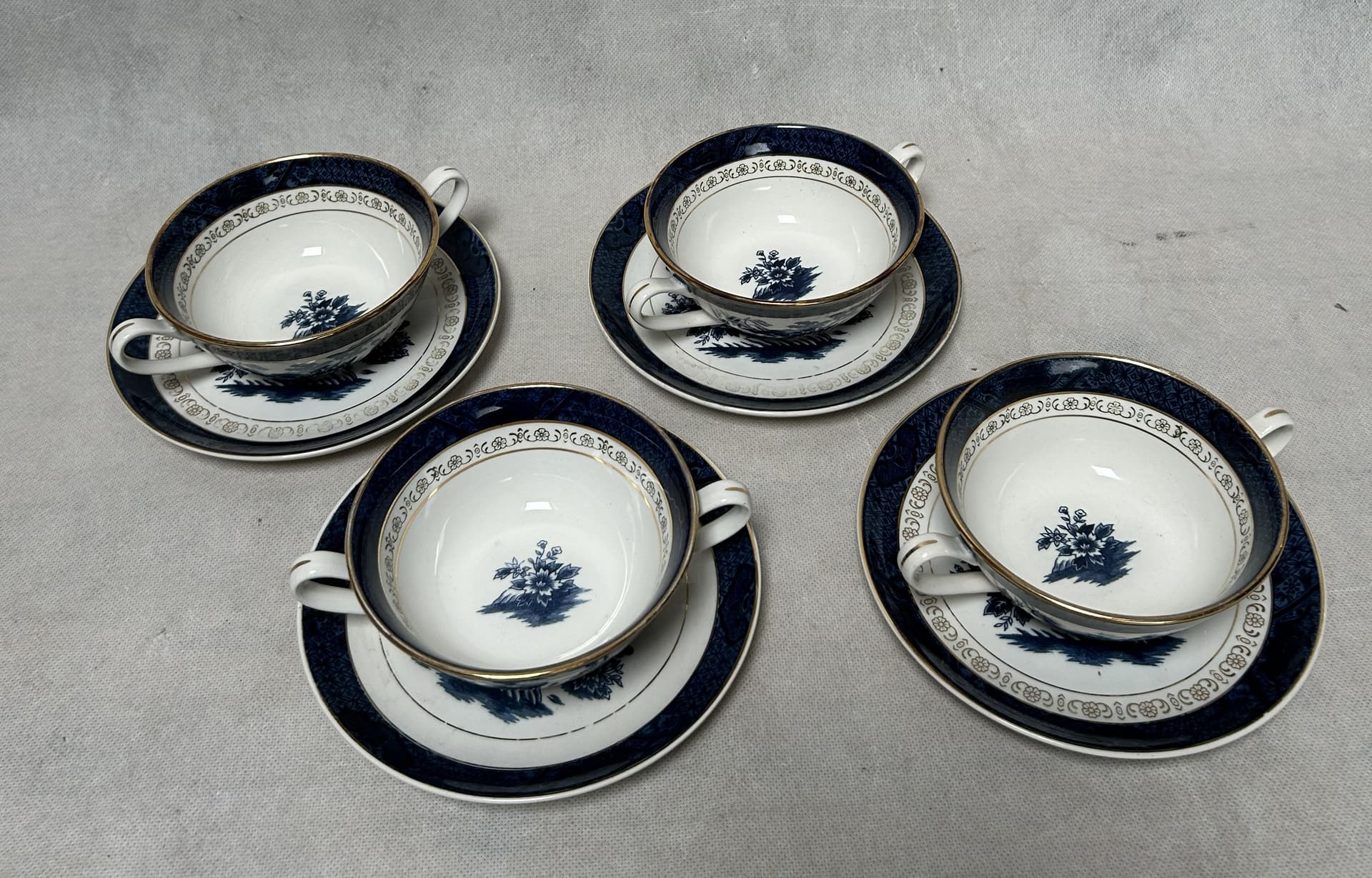 Zestaw czterech bulionówek Double Phoenix, porcelana kremowa, kobaltowy niebieski, złote wykończenia, Japonia, lata 50. - 316448