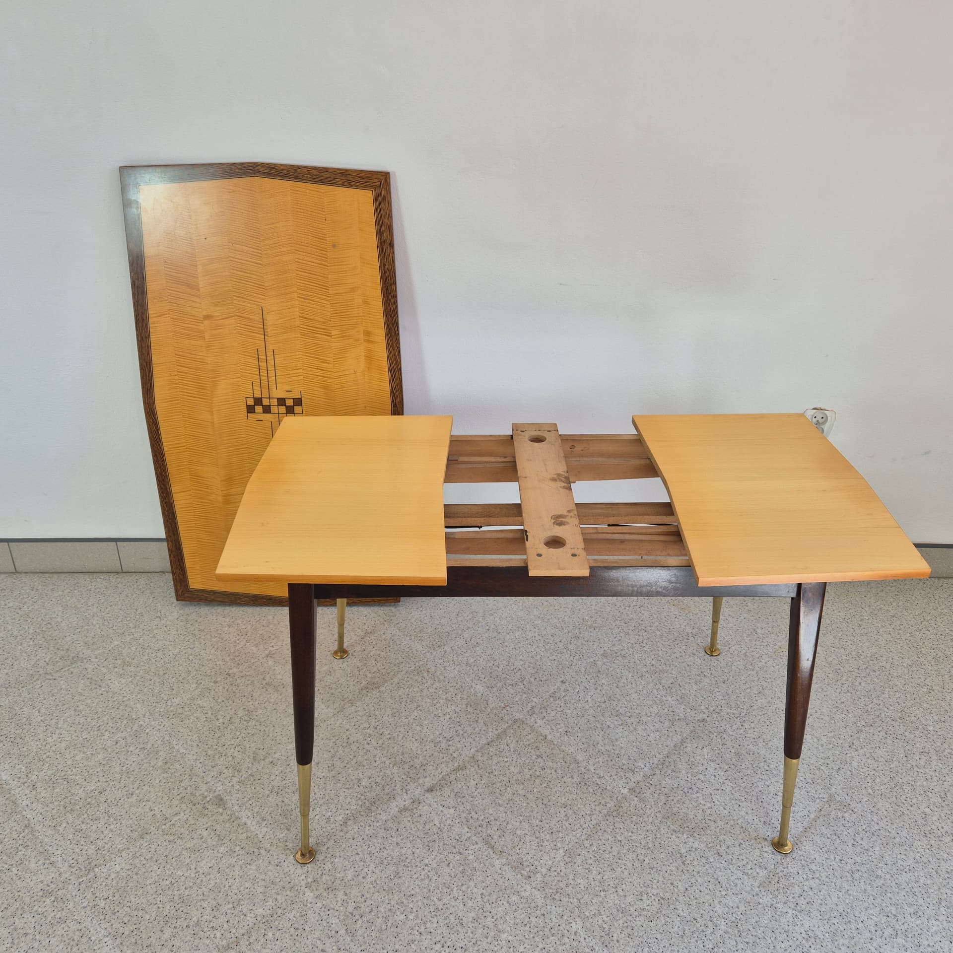 Stół rozkładany Rockabilly, drewno jasnobrązowe ciemnobrązowe, mosiądz, Niemcy, lata 60. - 316482