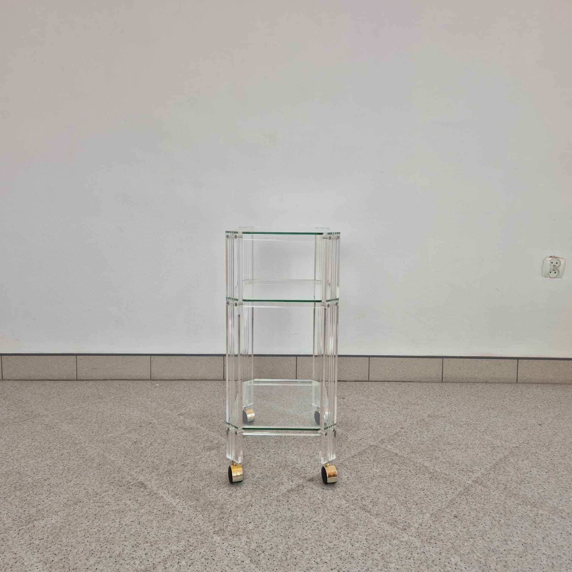 Mobile étagère, transparent plexiglass, glass, Italy, 1980s. - 316511