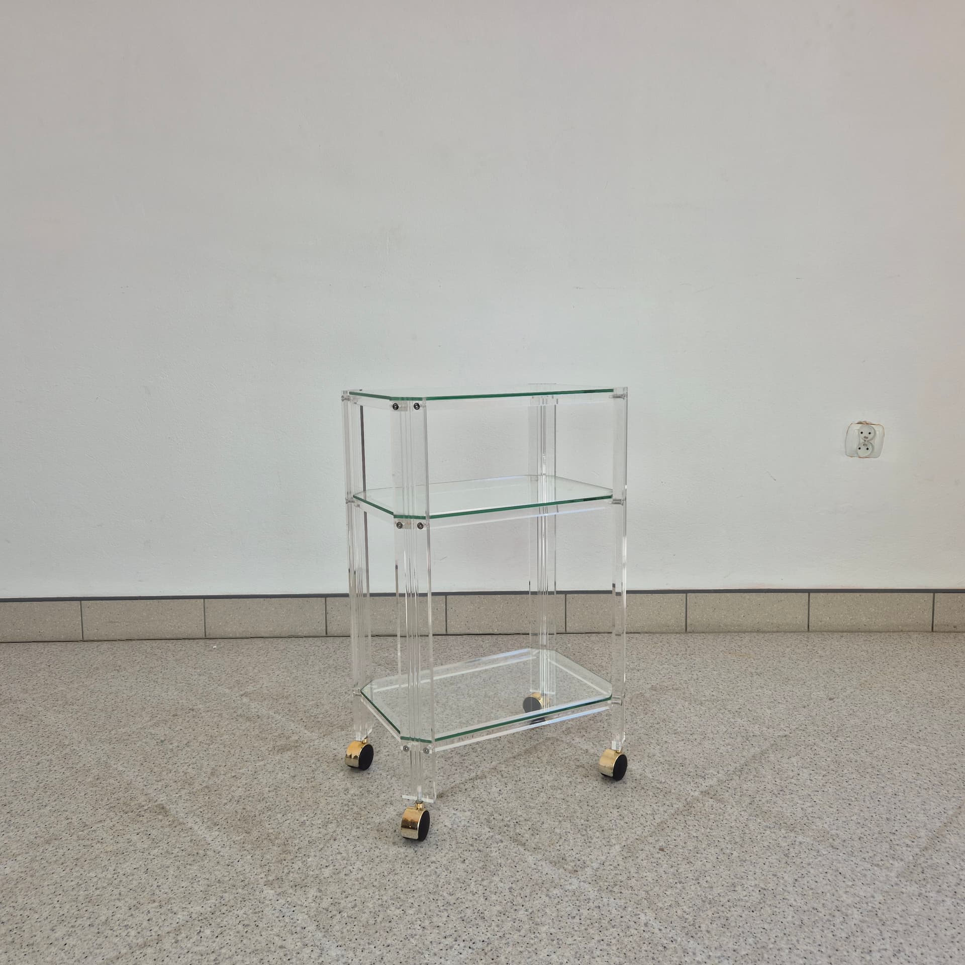 Mobile étagère, transparent plexiglass, glass, Italy, 1980s. - 316505