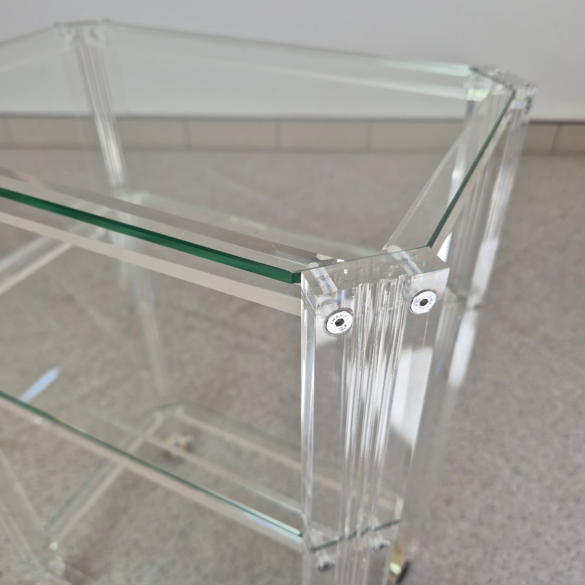 Mobile étagère, transparent plexiglass, glass, Italy, 1980s. - 316508