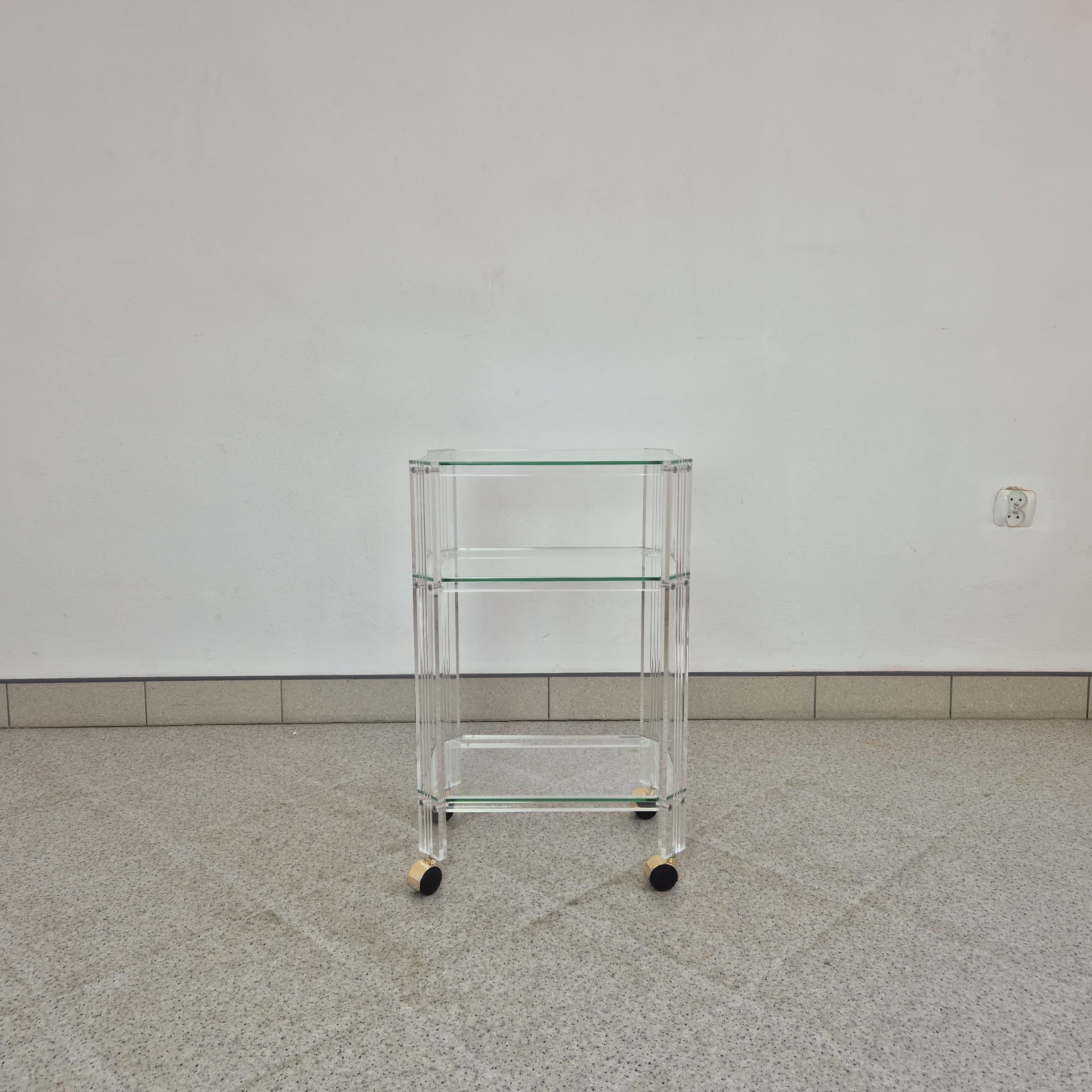 Mobile étagère, transparent plexiglass, glass, Italy, 1980s. - 316510
