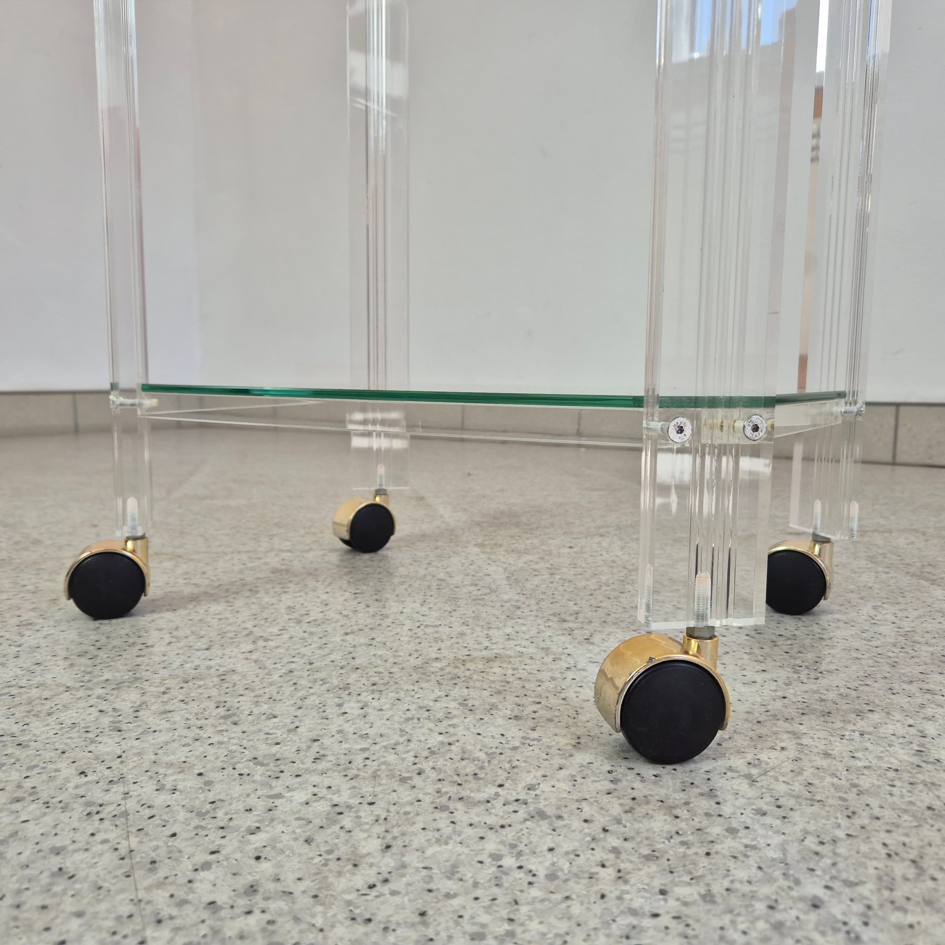 Mobile étagère, transparent plexiglass, glass, Italy, 1980s. - 316507