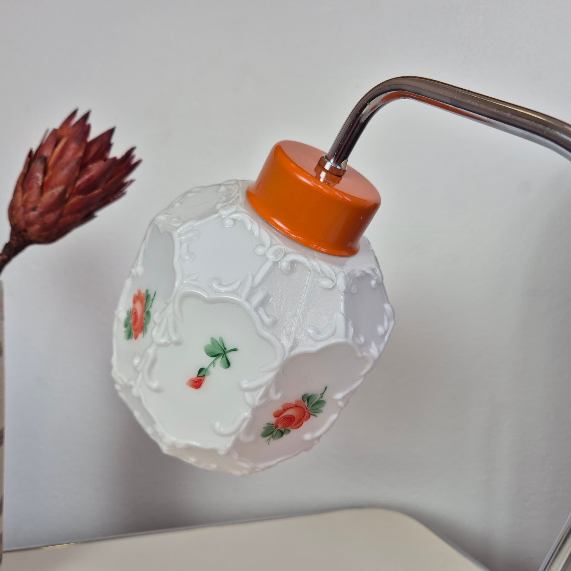 Lampka stołowa, metal pomarańczowy, szkło mlecznobiałe, Lidokov, Czechosłowacja, lata 60. - 316516