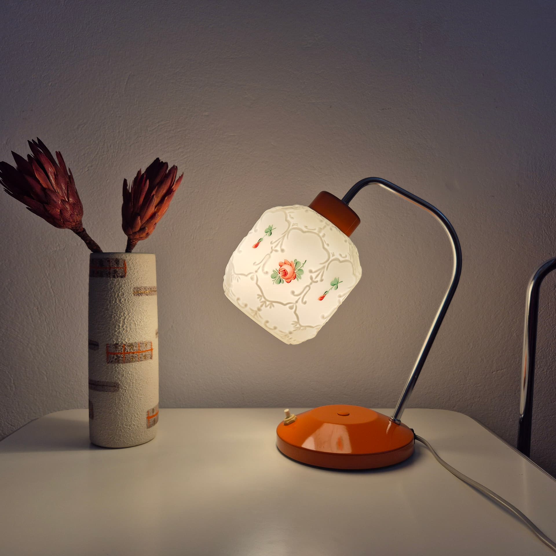 Lampka stołowa, metal pomarańczowy, szkło mlecznobiałe, Lidokov, Czechosłowacja, lata 60. - 316523