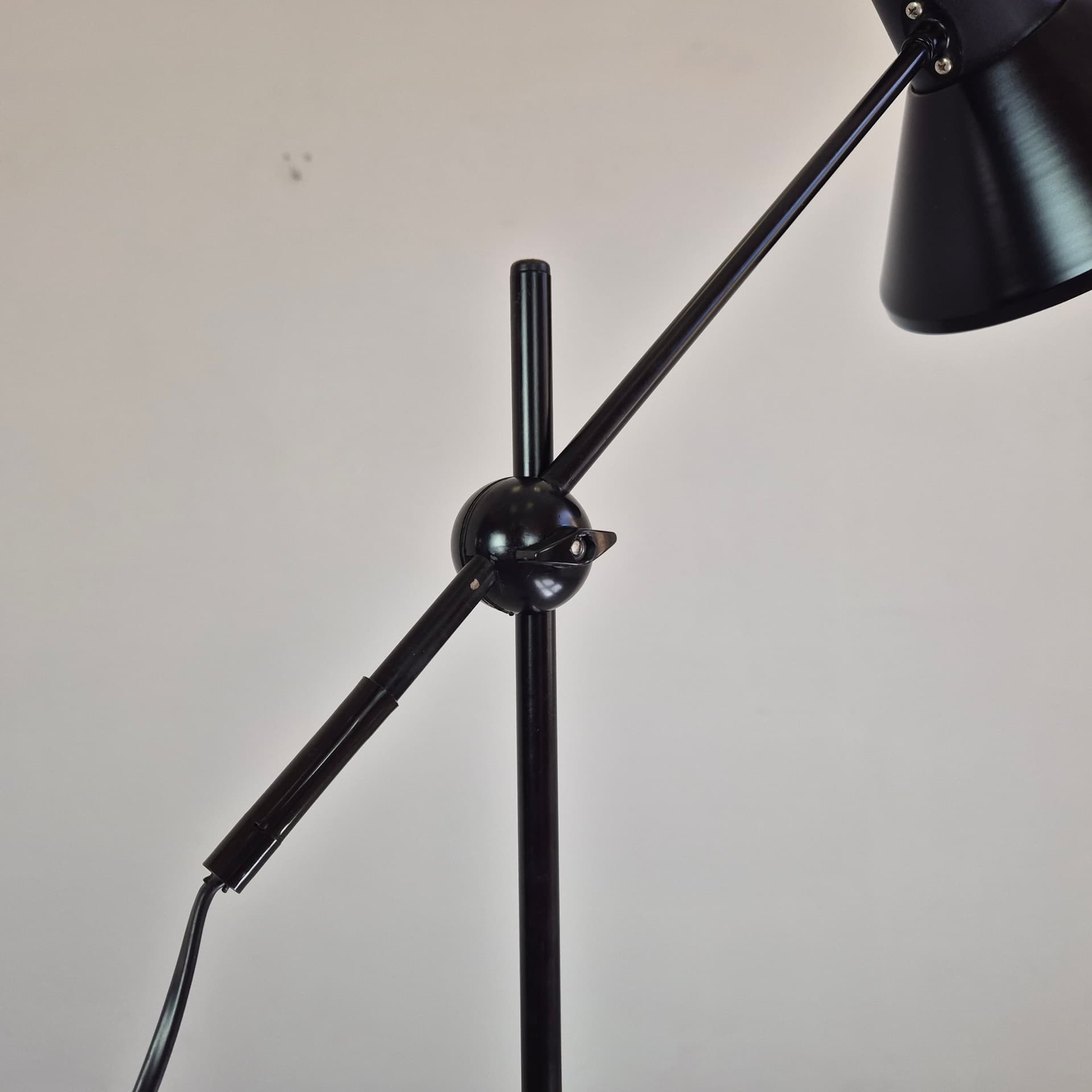 Lampa podłogowa minimalistyczna, metal czarny, Belgia, lata 80. - 316534