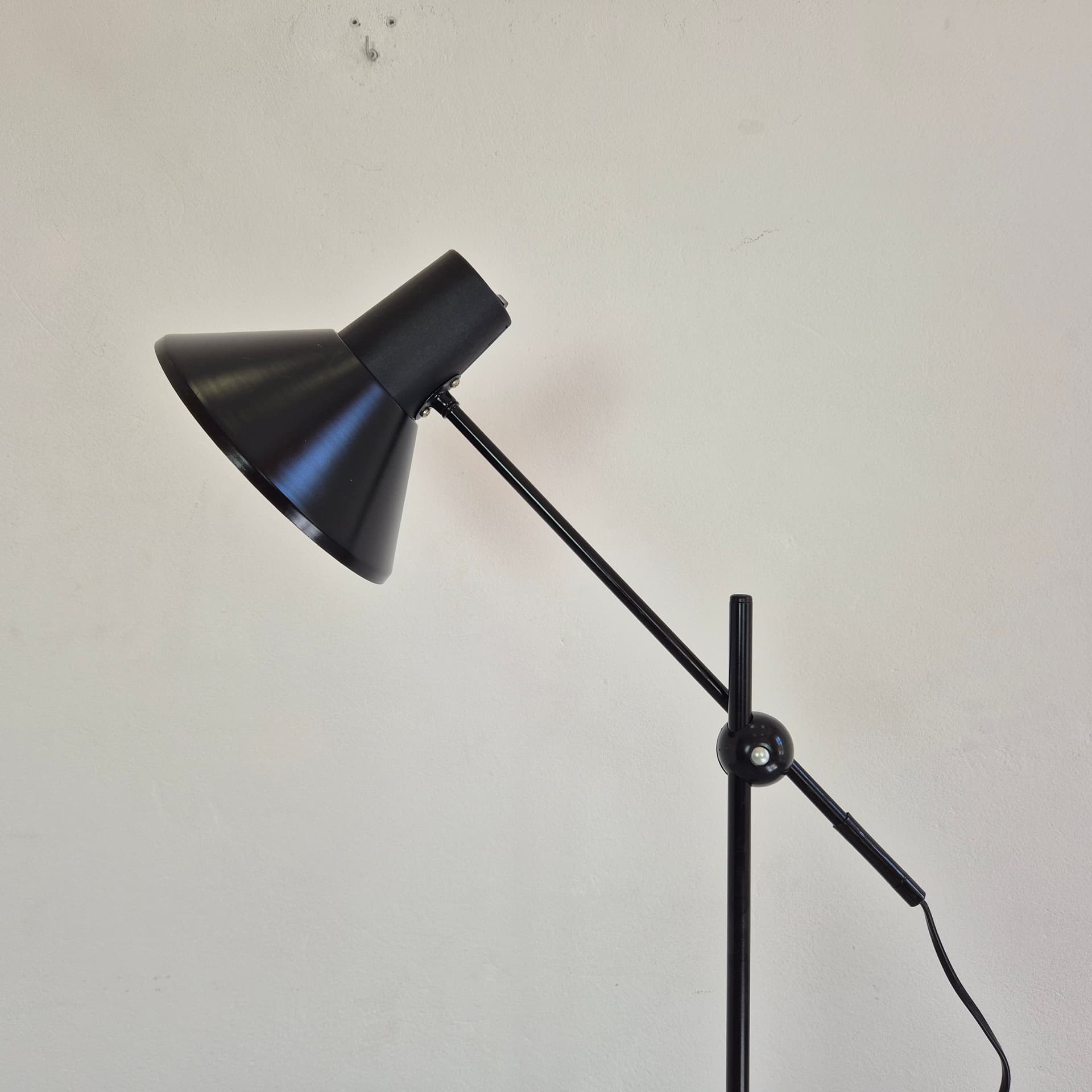 Lampa podłogowa minimalistyczna, metal czarny, Belgia, lata 80. - 316535