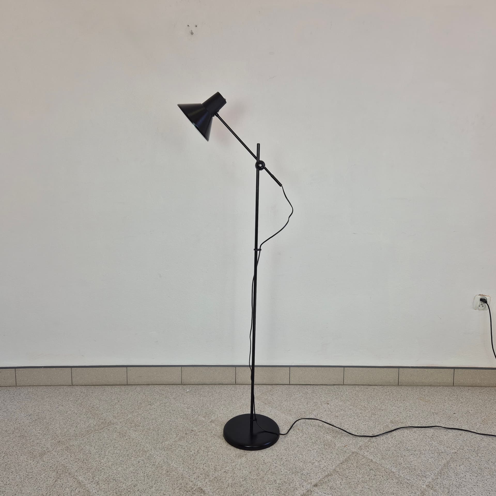 Lampa podłogowa minimalistyczna, metal czarny, Belgia, lata 80. - 316531