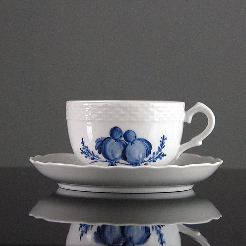 Filiżanka ze spodkiem, biała niebieska, porcelana, Francja, lata 70. - 318388