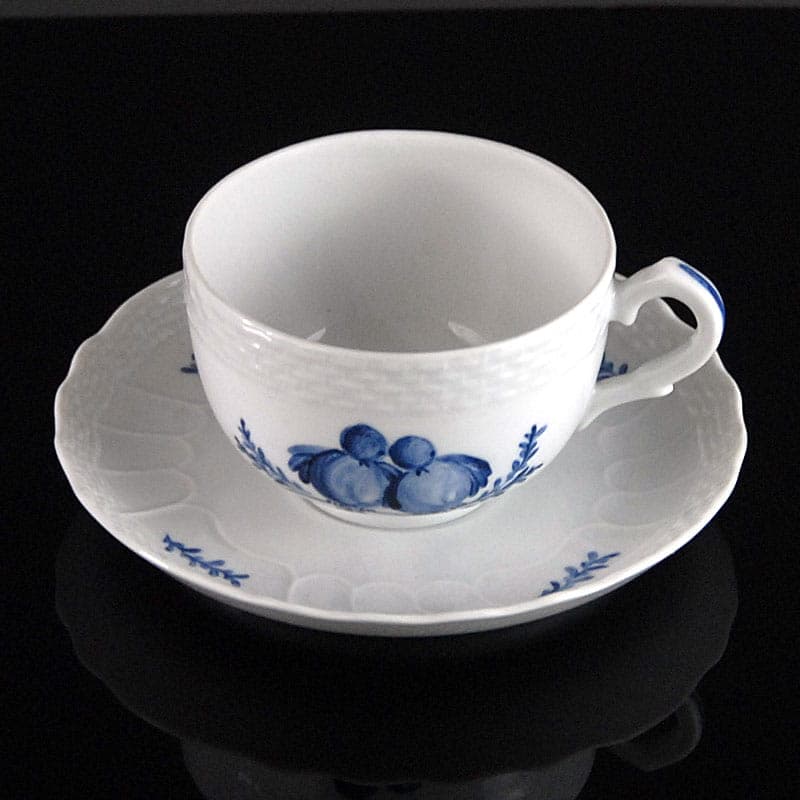 Filiżanka ze spodkiem, biała niebieska, porcelana, Francja, lata 70. - 318389