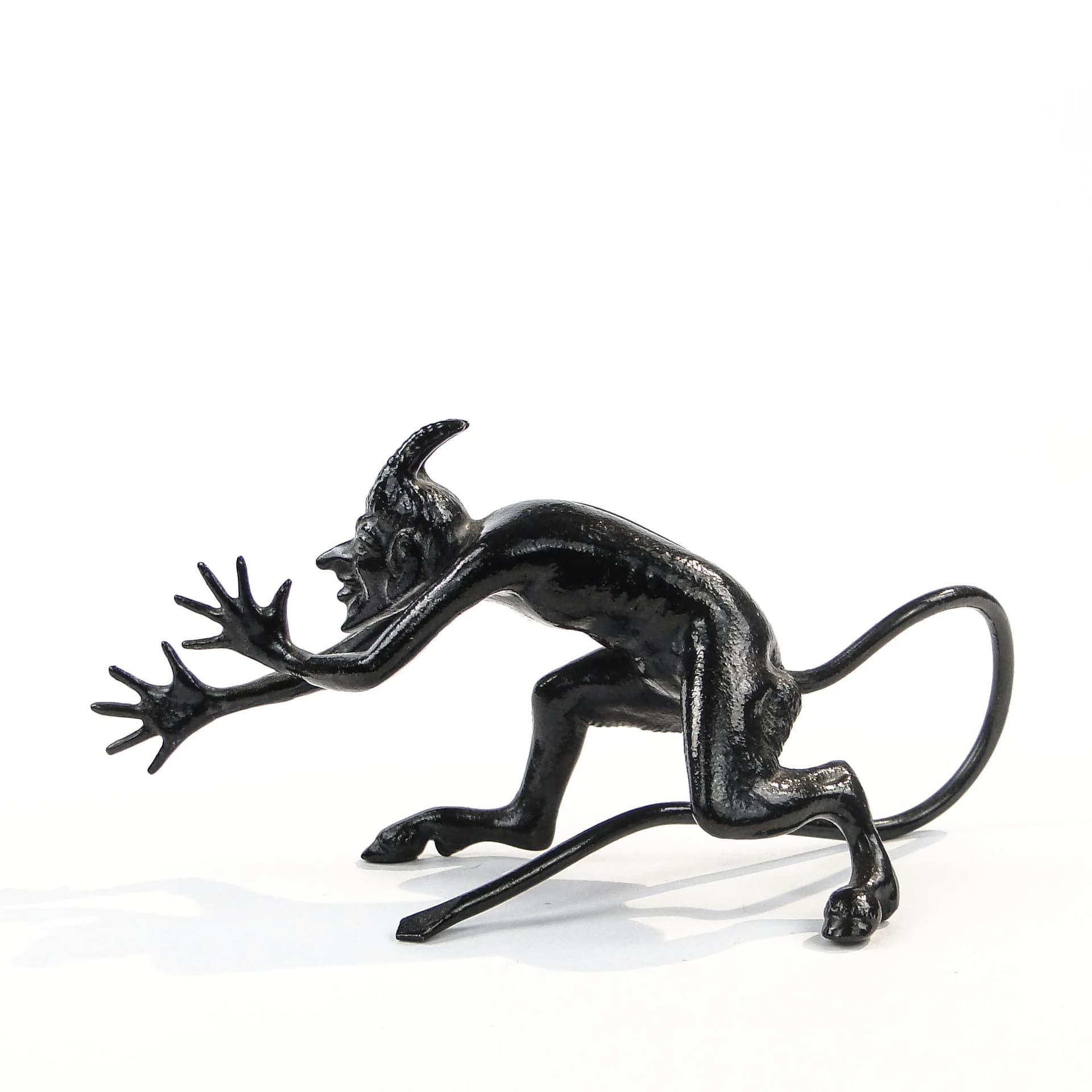 Figurka Tańczący Mefisto, czarny, żeliwo emaliowane, Polska, początek XX w. - 23642